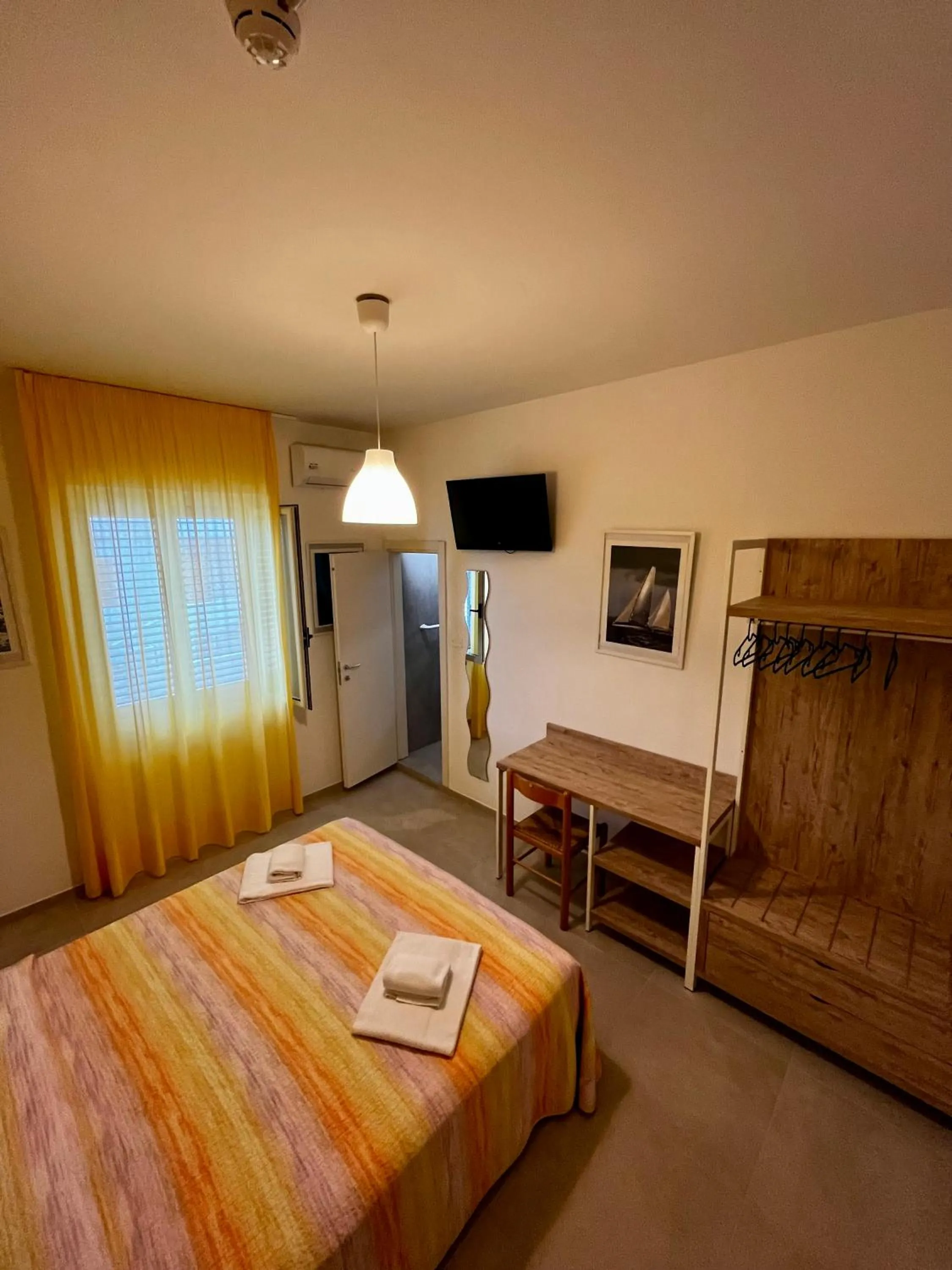 Shower, Bed in Hotel Lido Vieste
