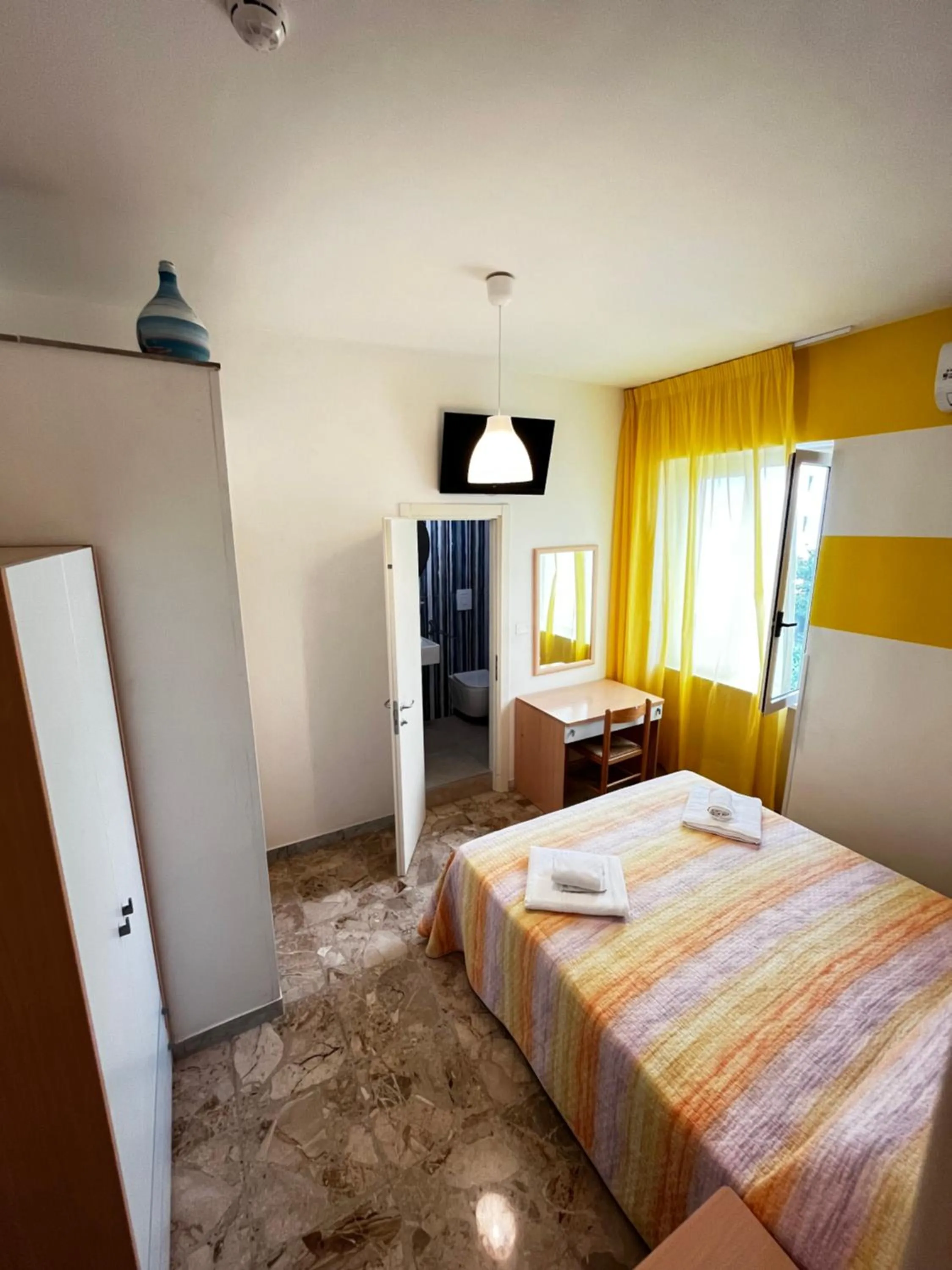 Shower, Bed in Hotel Lido Vieste
