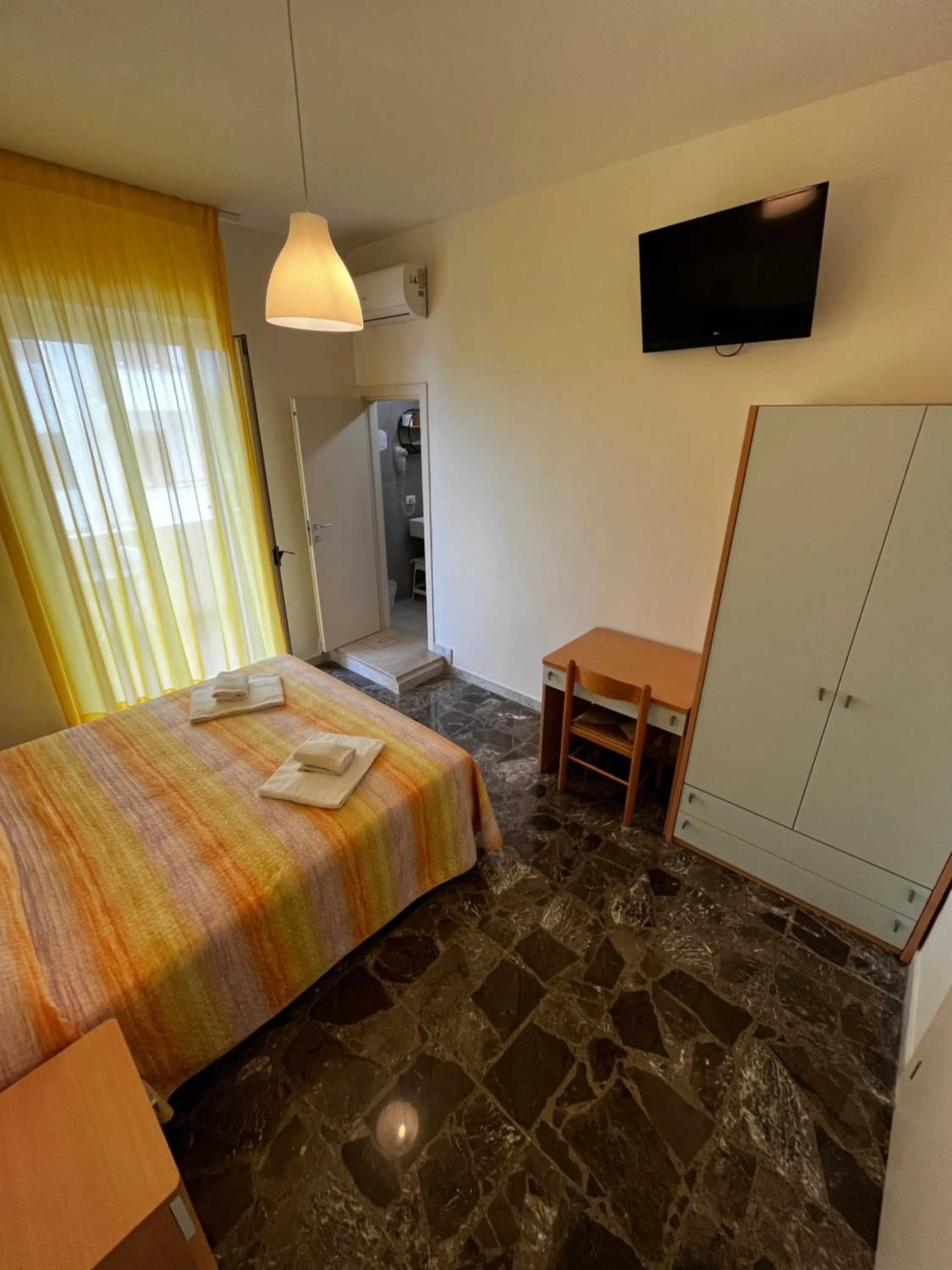 Shower, Bed in Hotel Lido Vieste