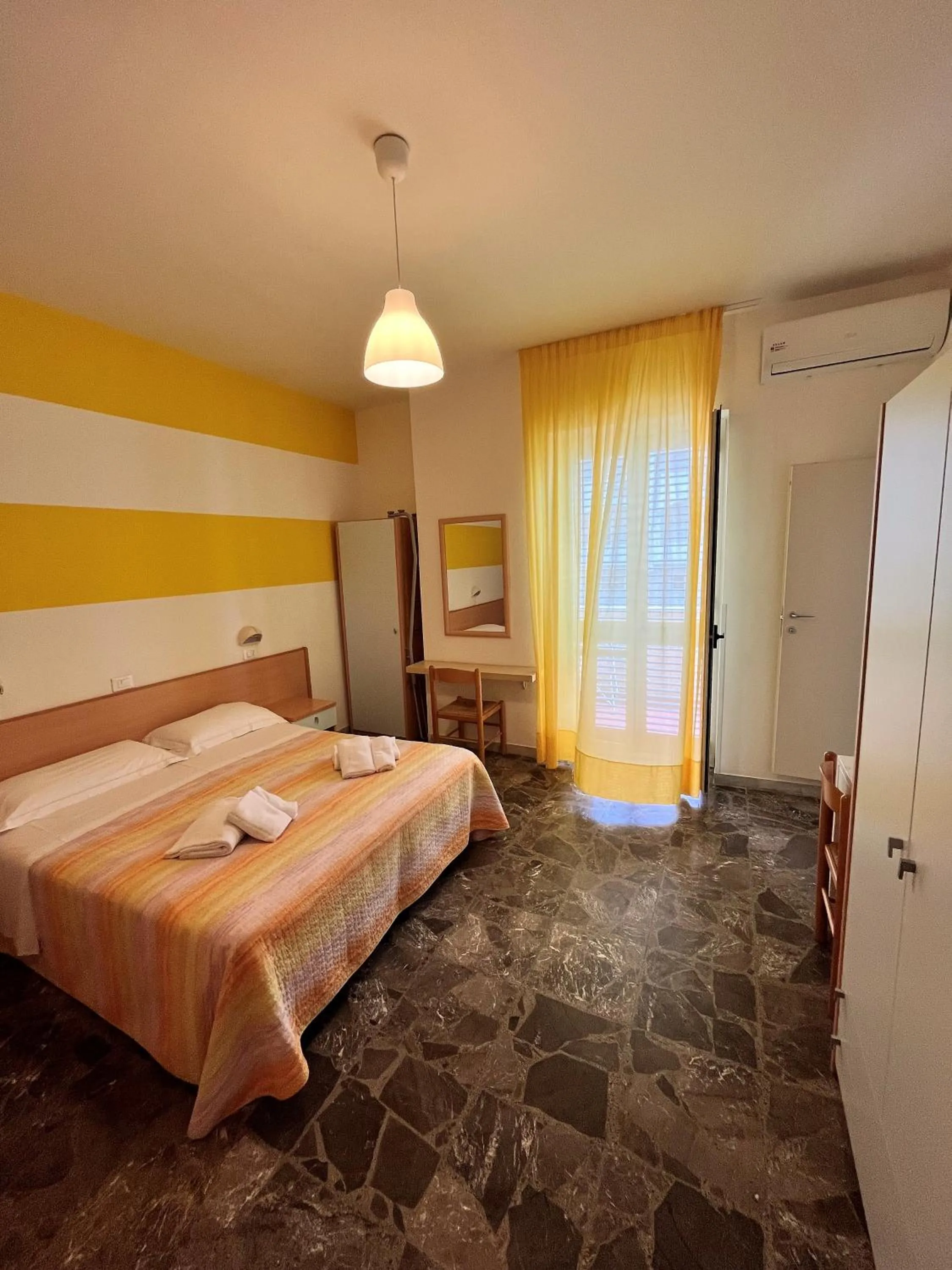 Shower, Bed in Hotel Lido Vieste
