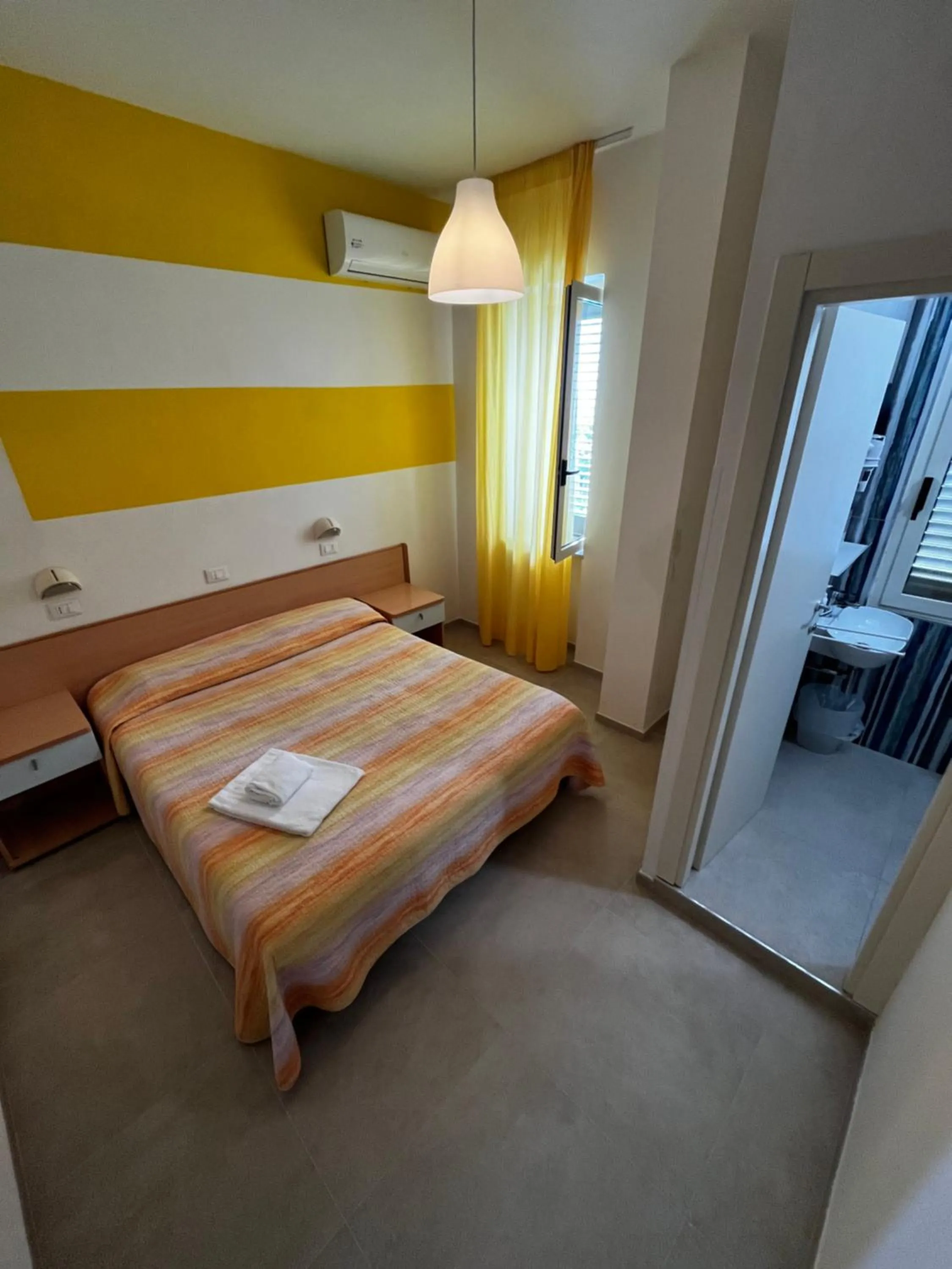 Shower, Bed in Hotel Lido Vieste