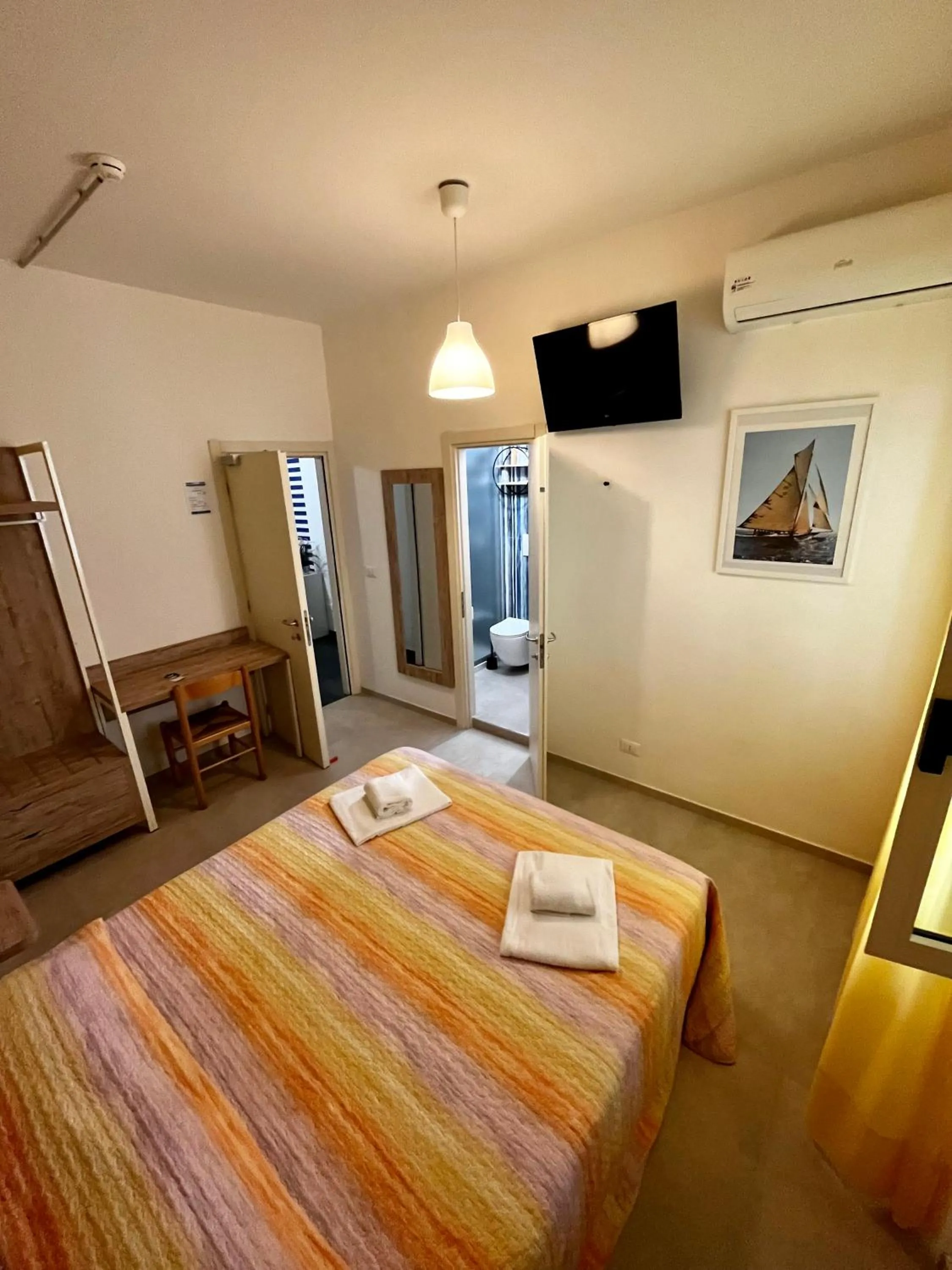 Shower, Bed in Hotel Lido Vieste