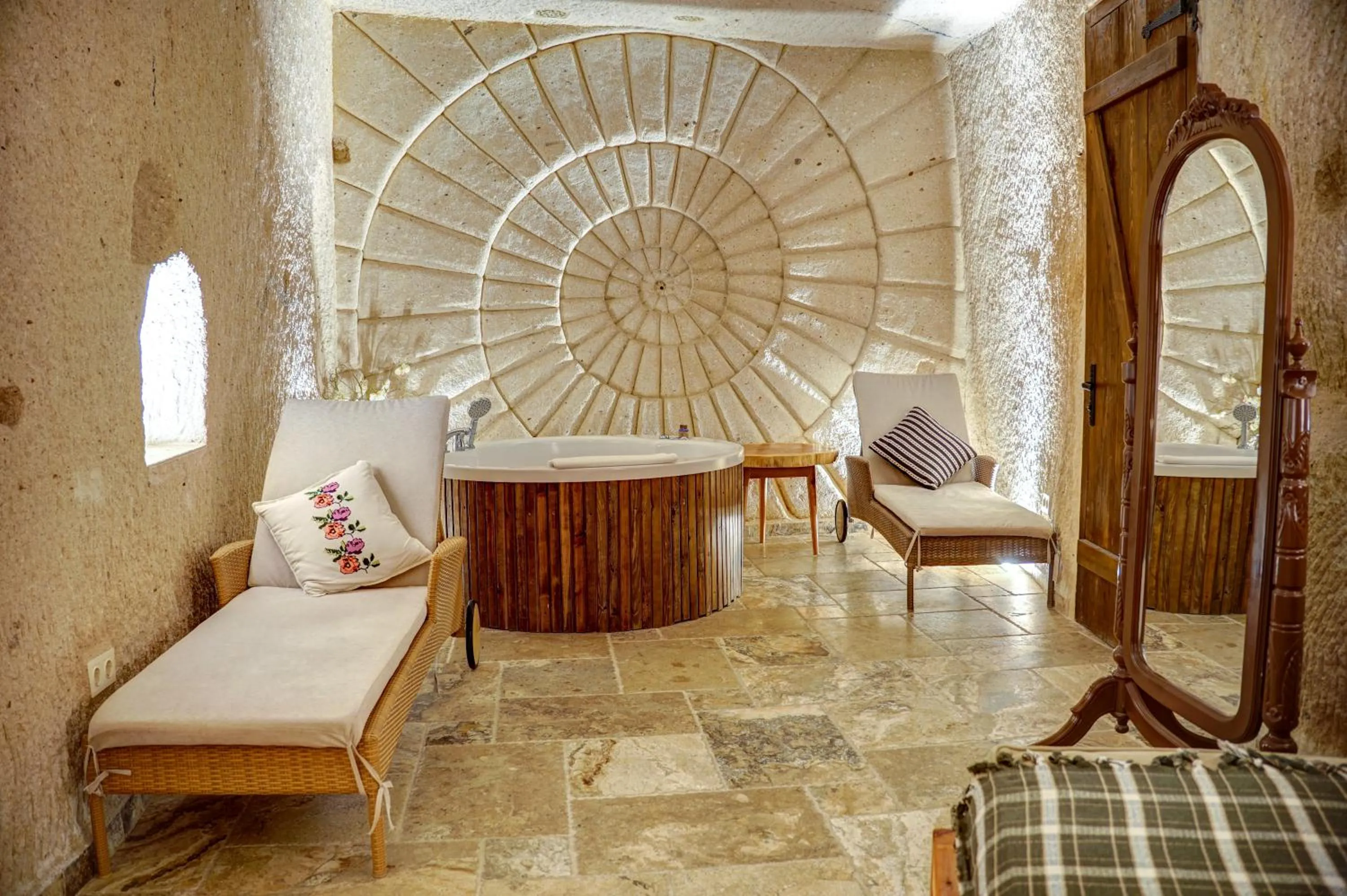 Hot Tub, Bed in Petra Inn Cappadocia Luxury