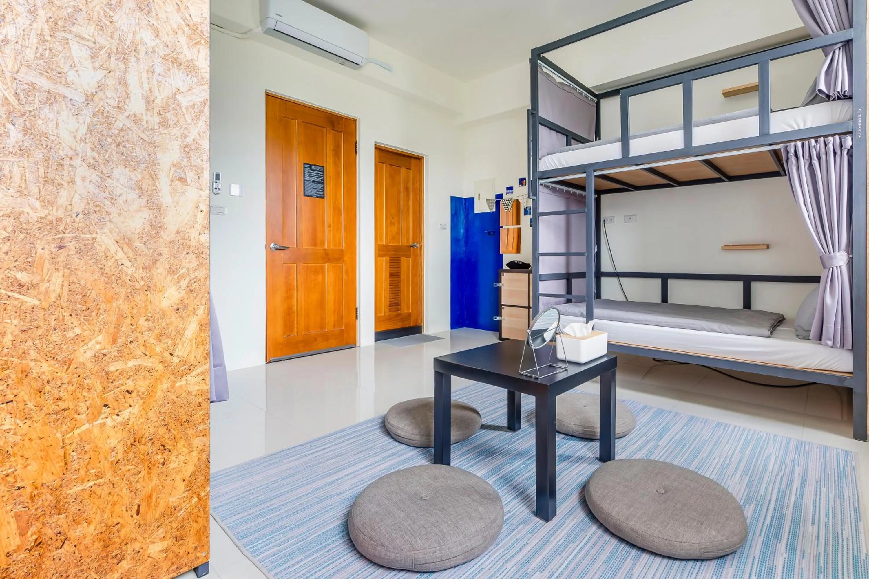 Seating area, Bed in Surf house