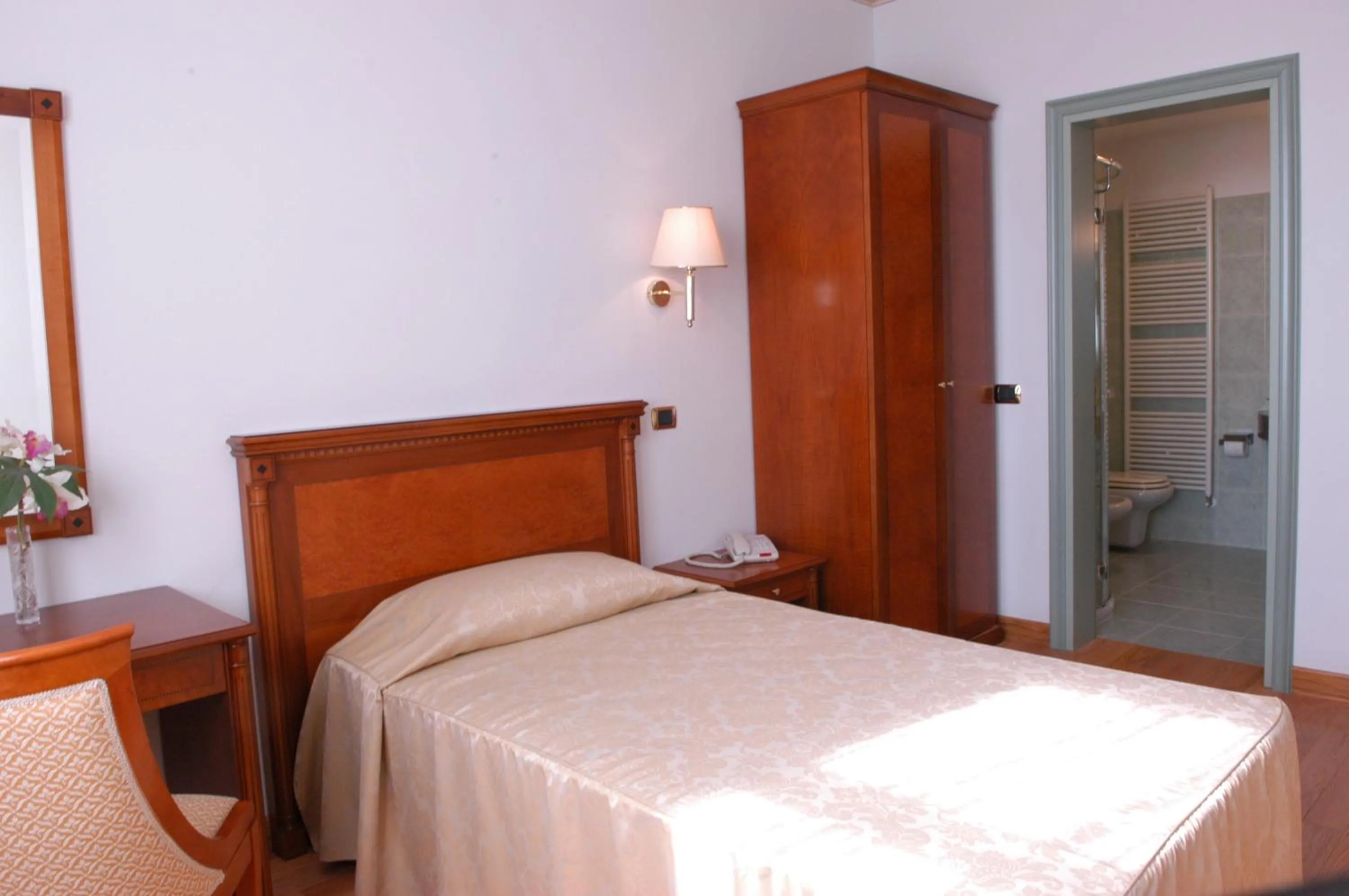 Photo of the whole room, Bed in Pilgrim's Hotel