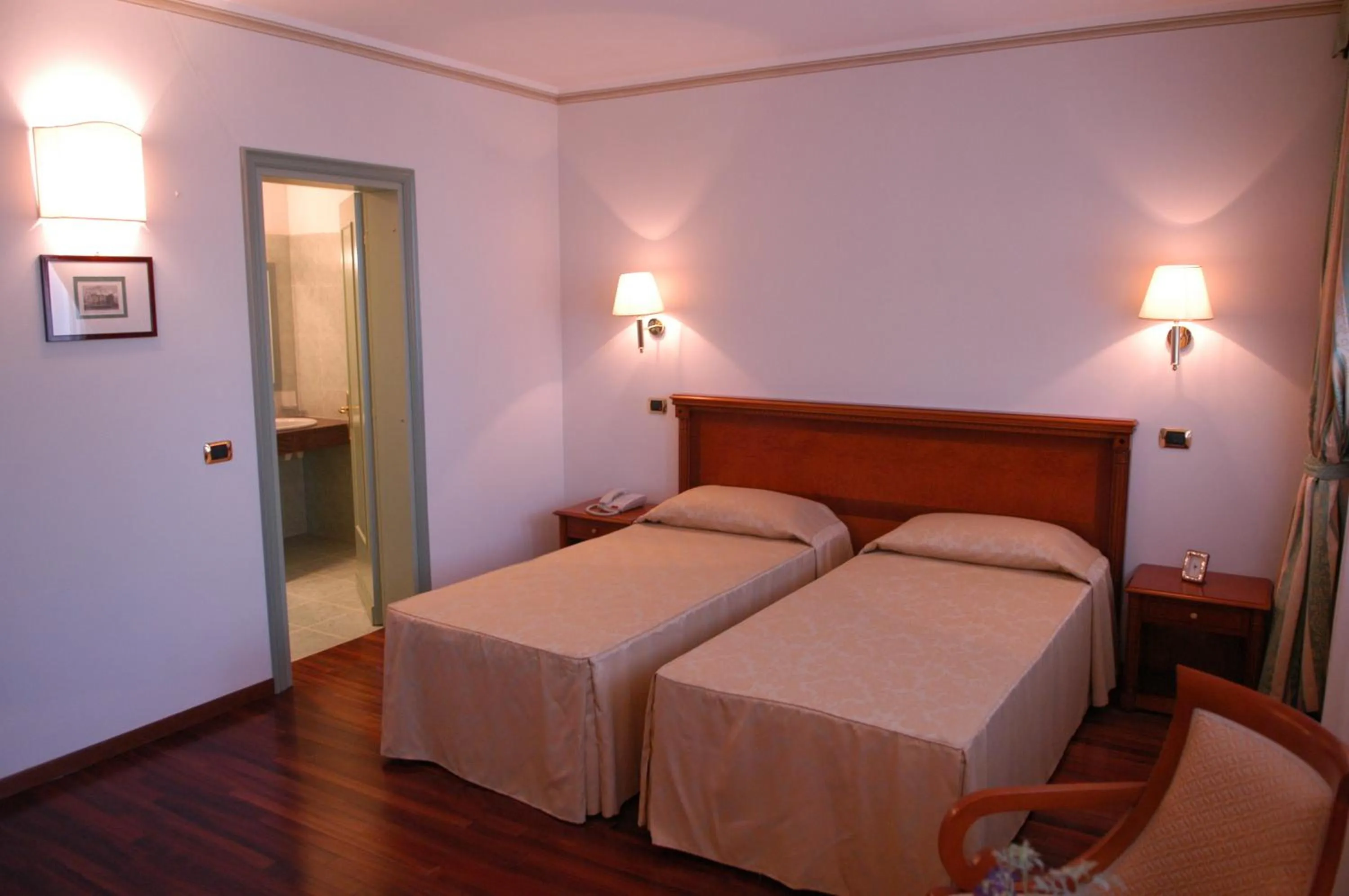 Photo of the whole room, Bed in Pilgrim's Hotel