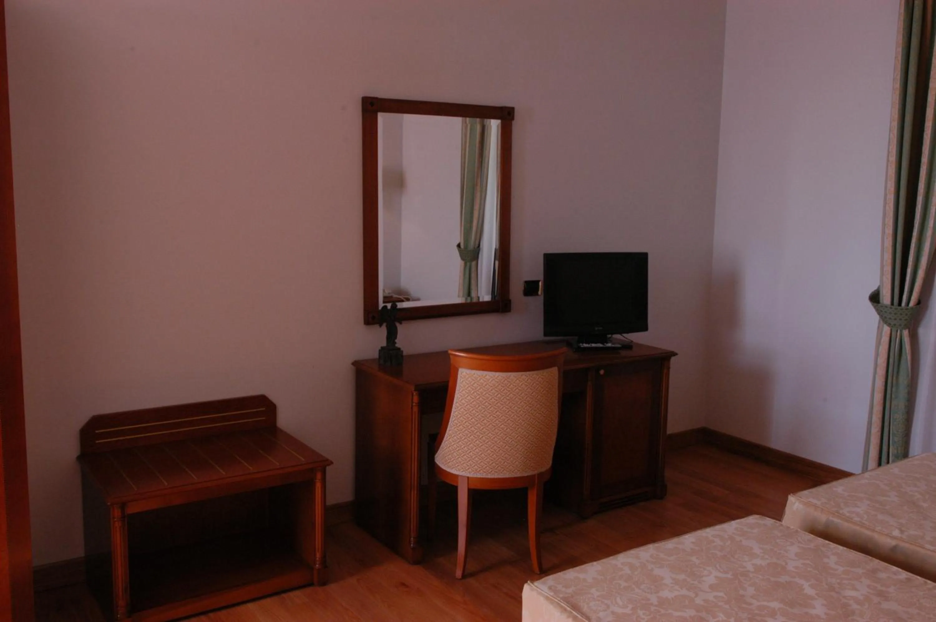 Seating area, Bed in Pilgrim's Hotel