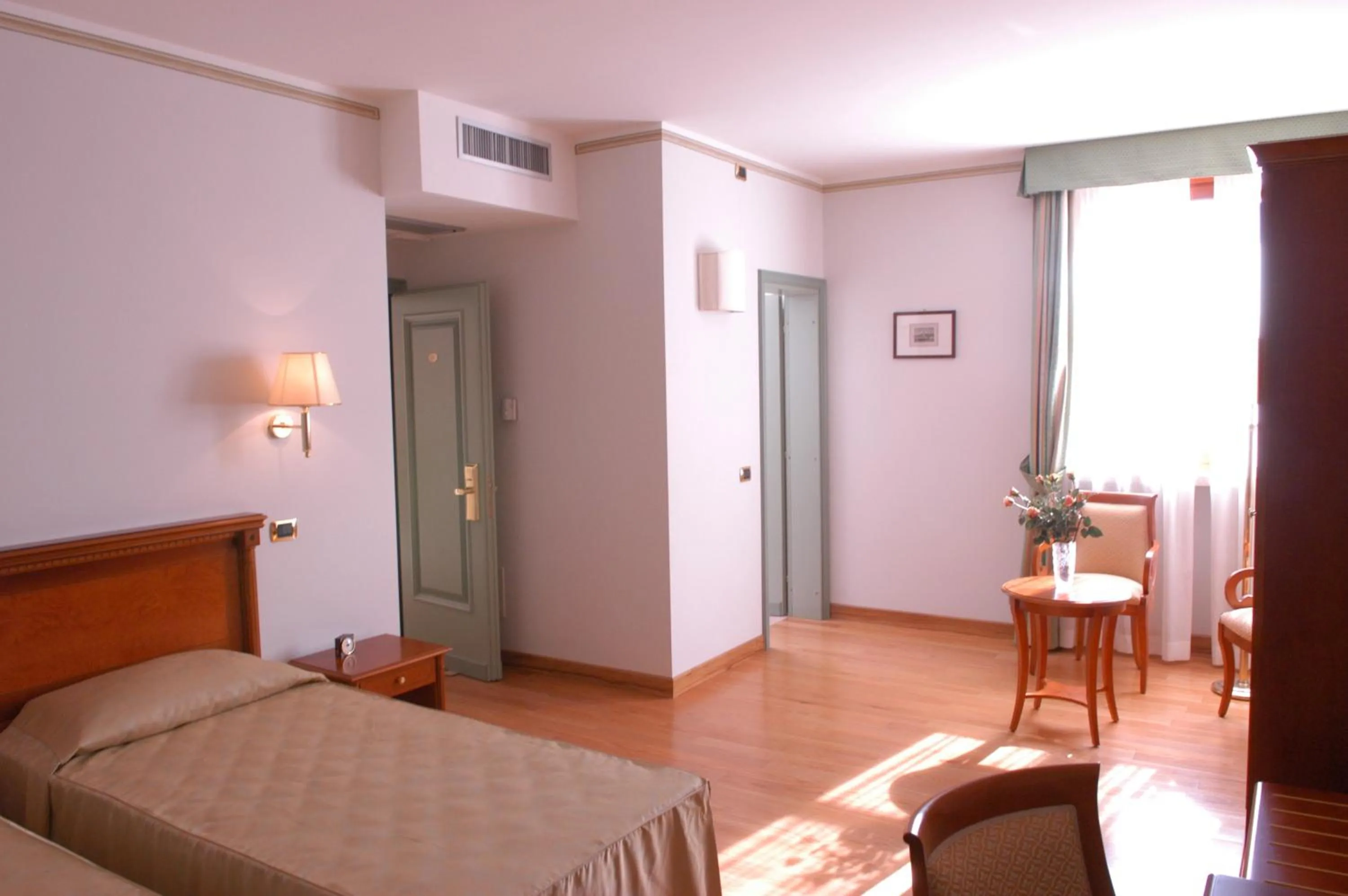 Photo of the whole room, Bed in Pilgrim's Hotel