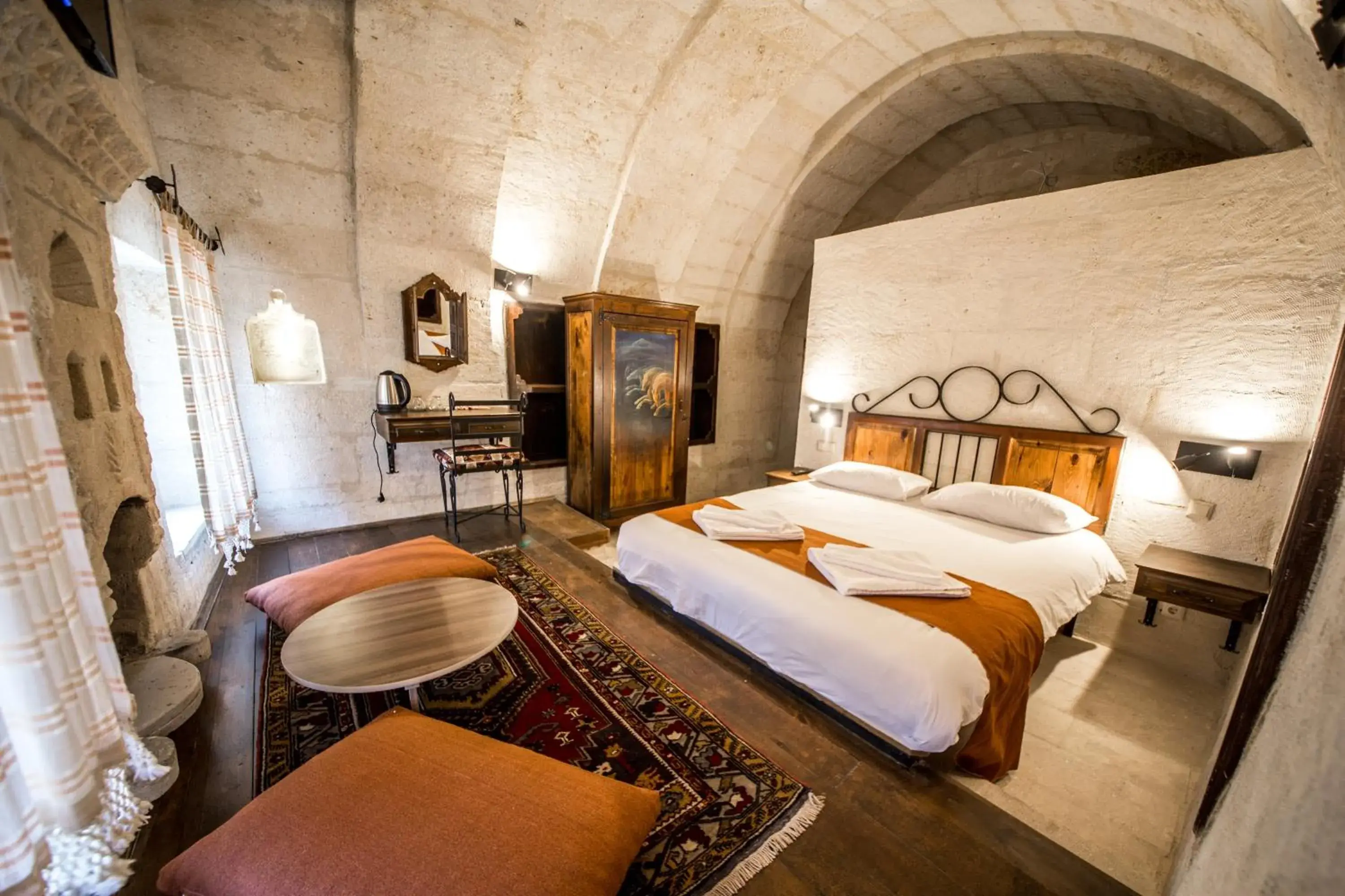 Coffee/tea facilities, Bed in Harkasos Cave Hotel Coffee/tea facilities, Bed in Harkasos Cave Hotel