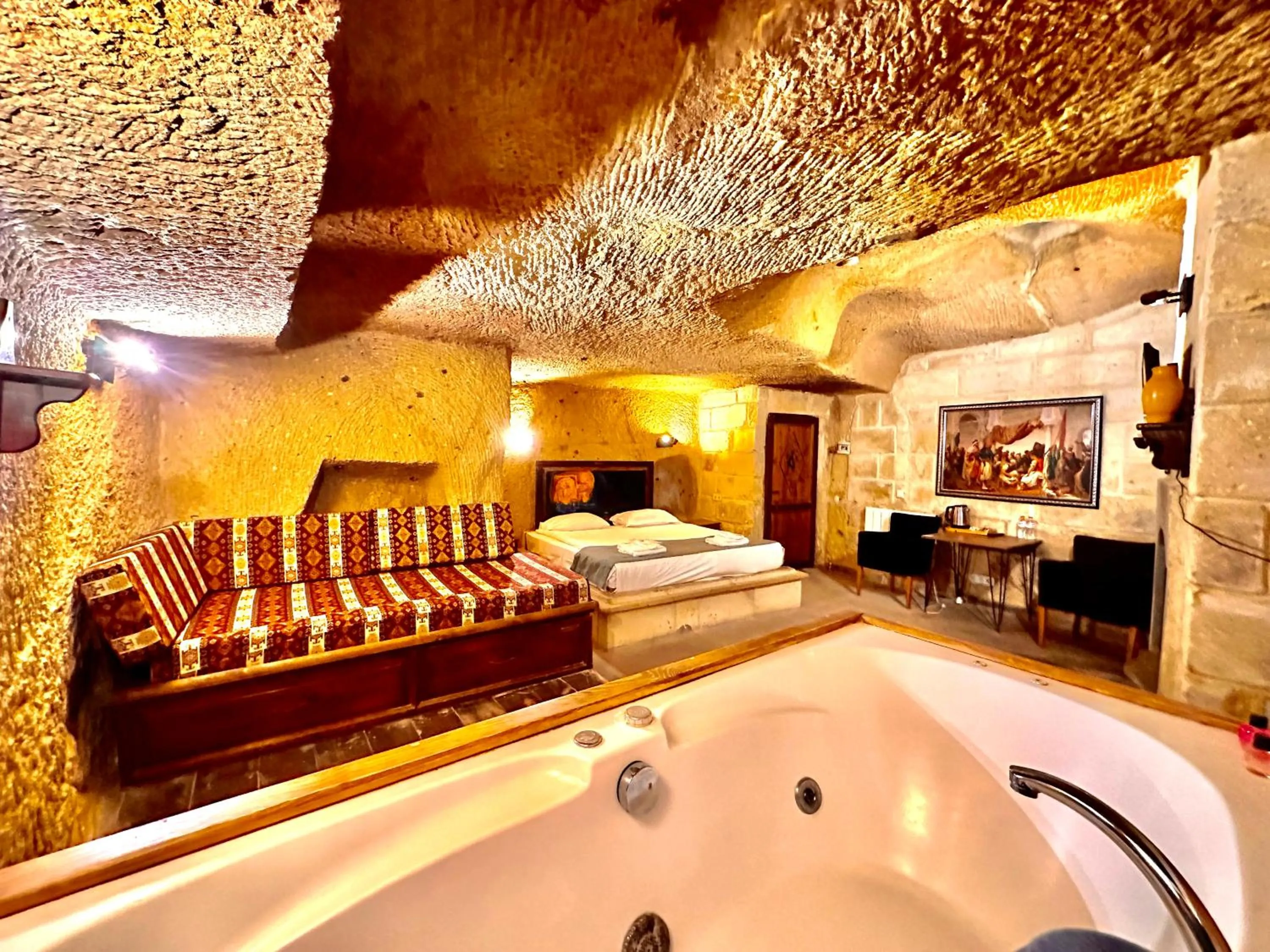 Hot Tub in Harkasos Cave Hotel
