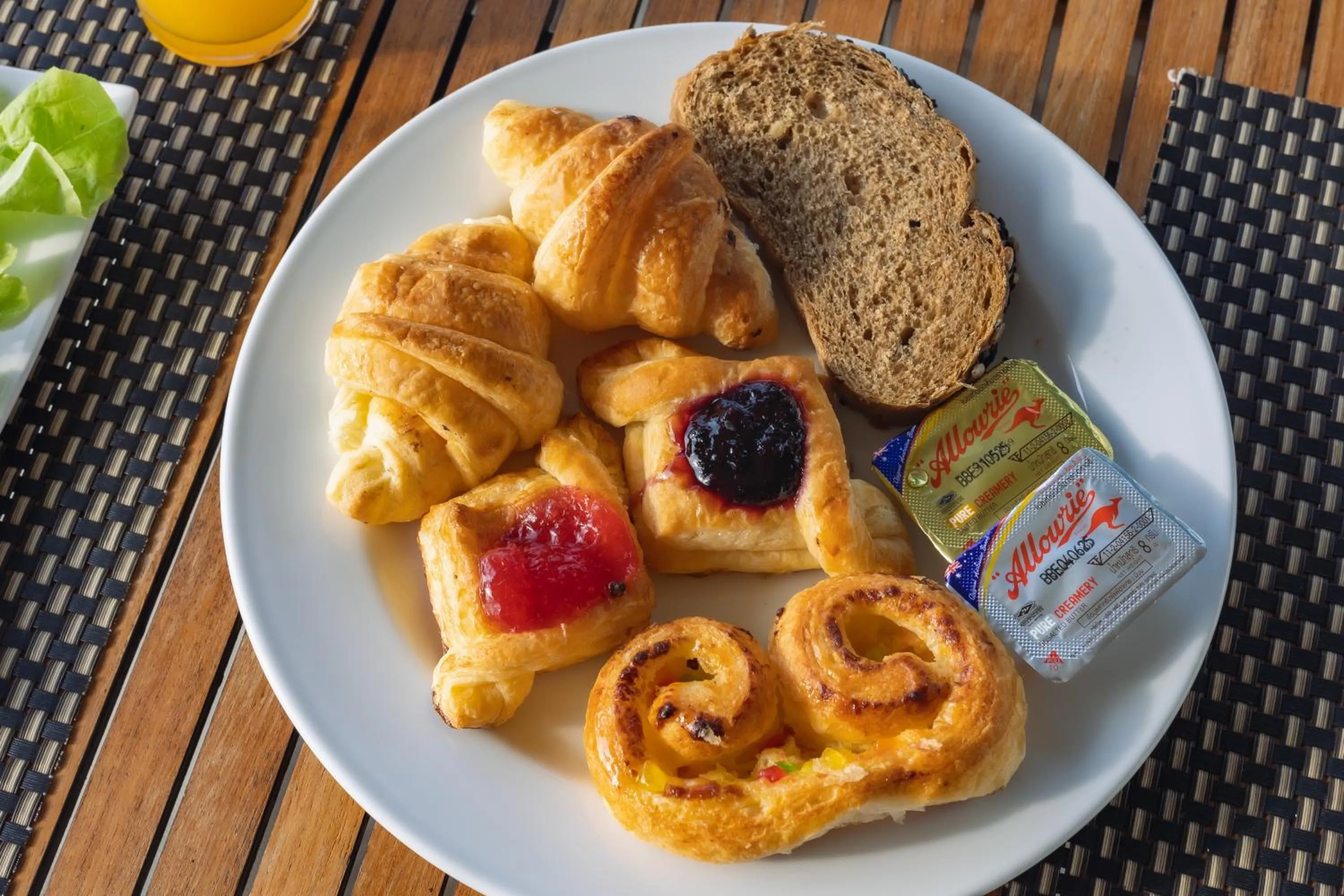 Food and drinks in KC Beach Club & Pool Villas