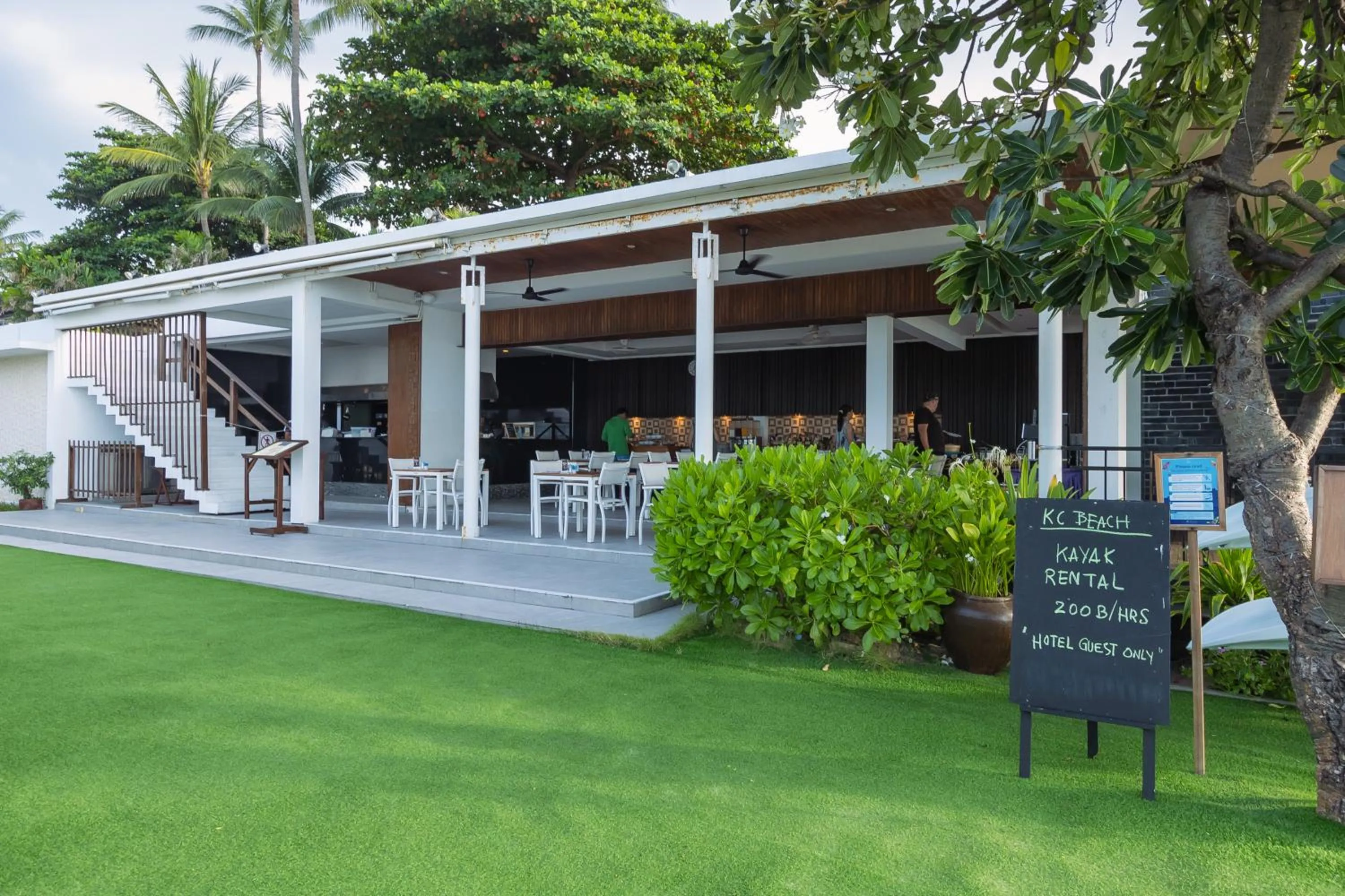 Restaurant/places to eat in KC Beach Club & Pool Villas