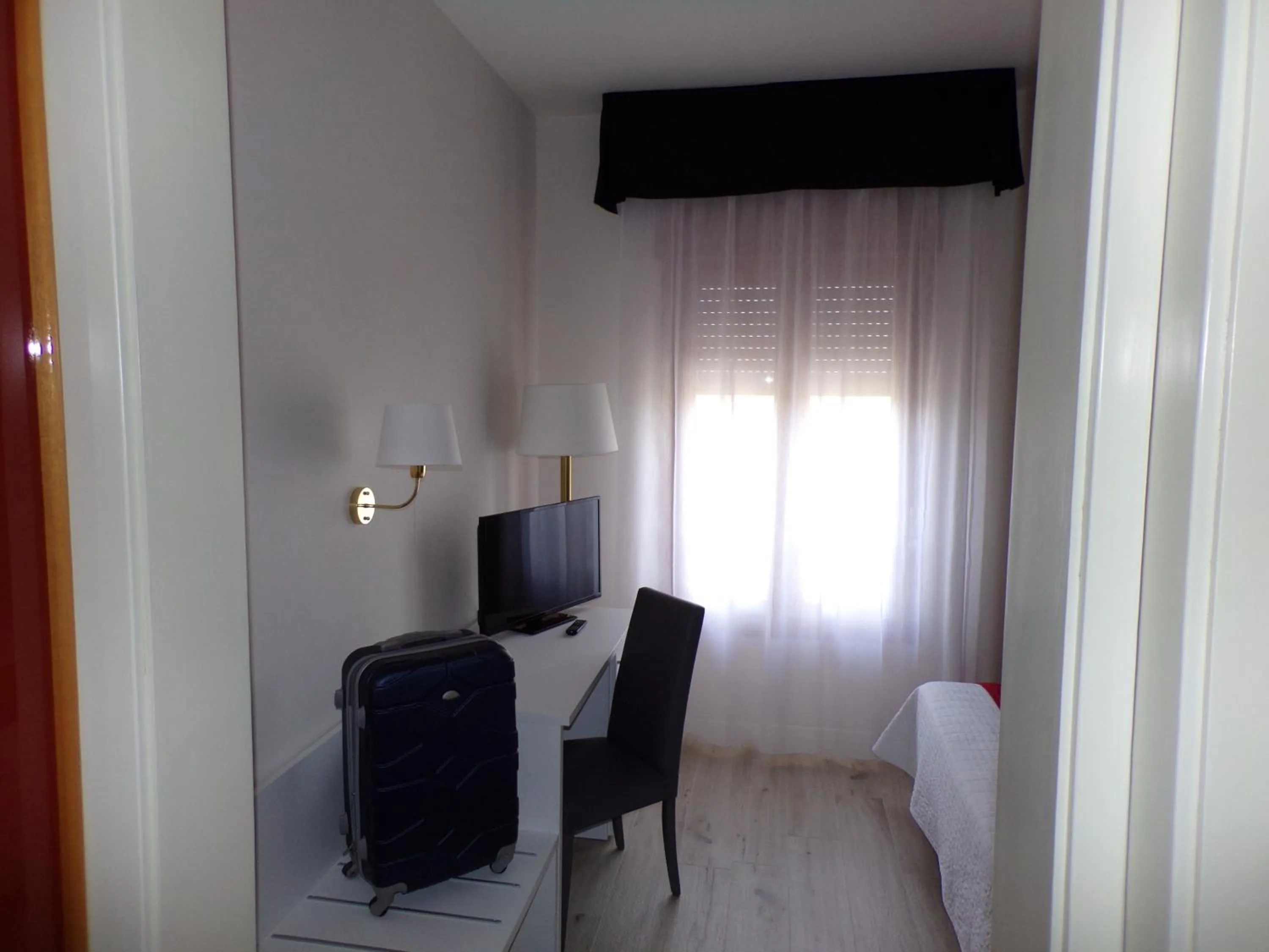 Photo of the whole room, Bed in Hotel Master