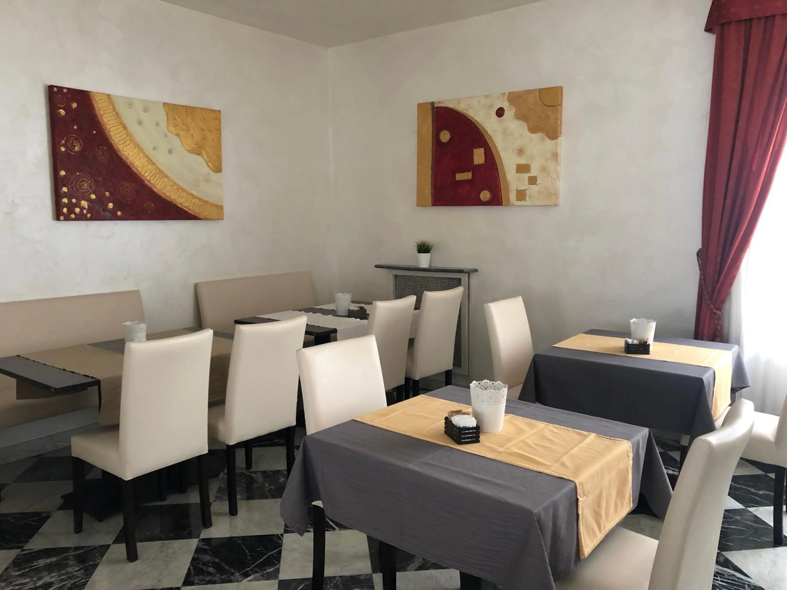 Restaurant/places to eat in Hotel Master