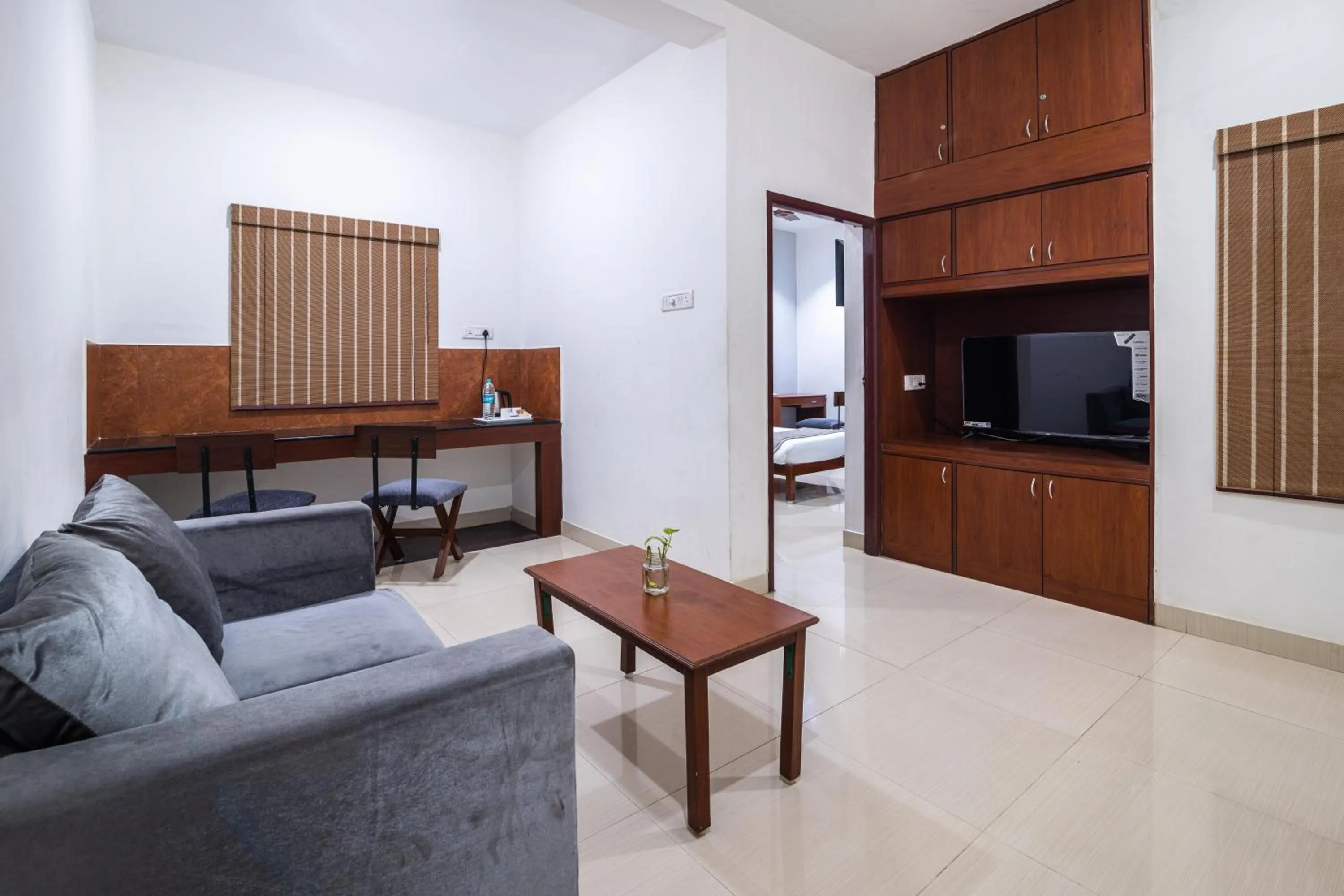 Bedroom, Bed in Aashreya Suites Tiruvannamalai