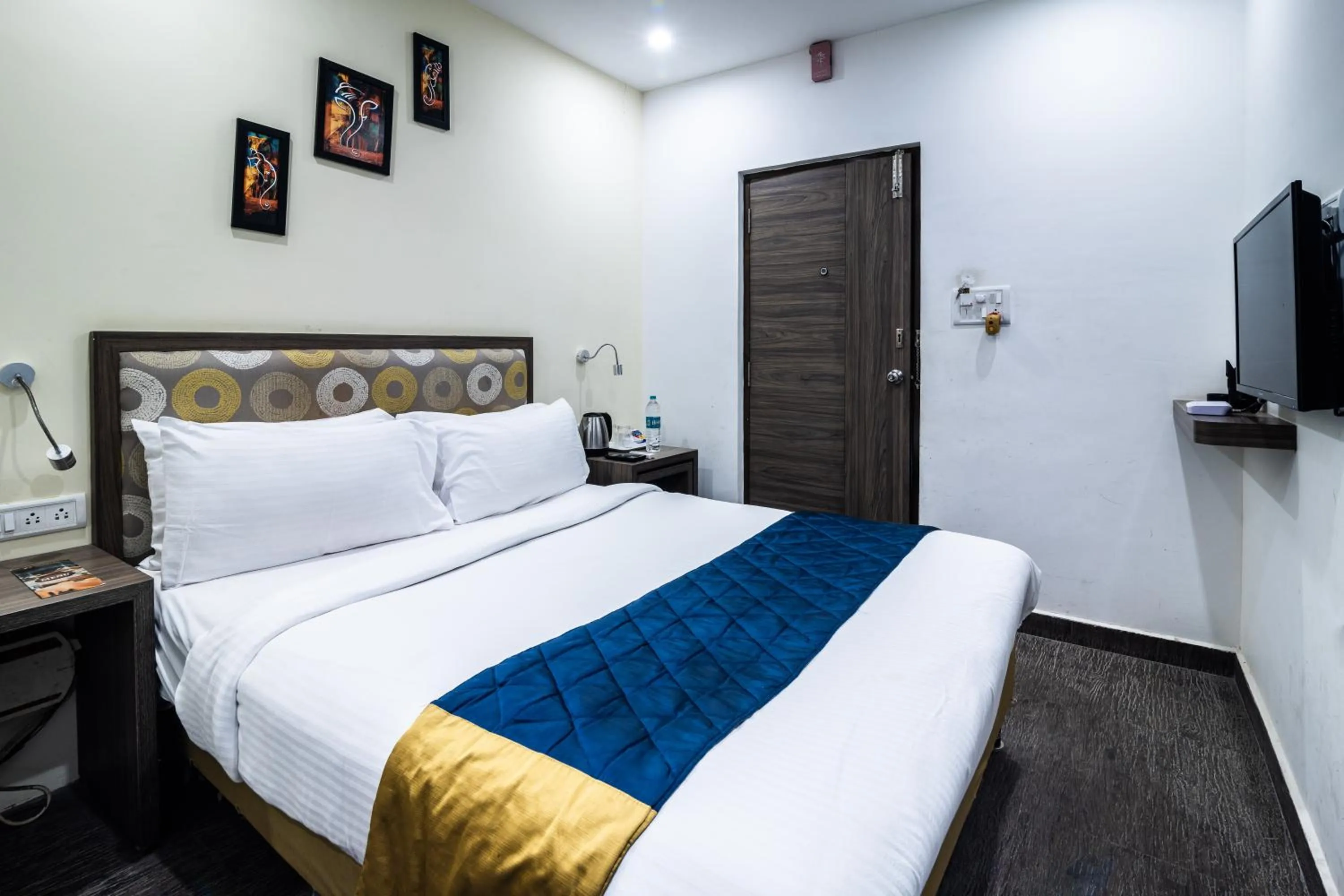 Bedroom, Bed in Aashreya Suites Tiruvannamalai
