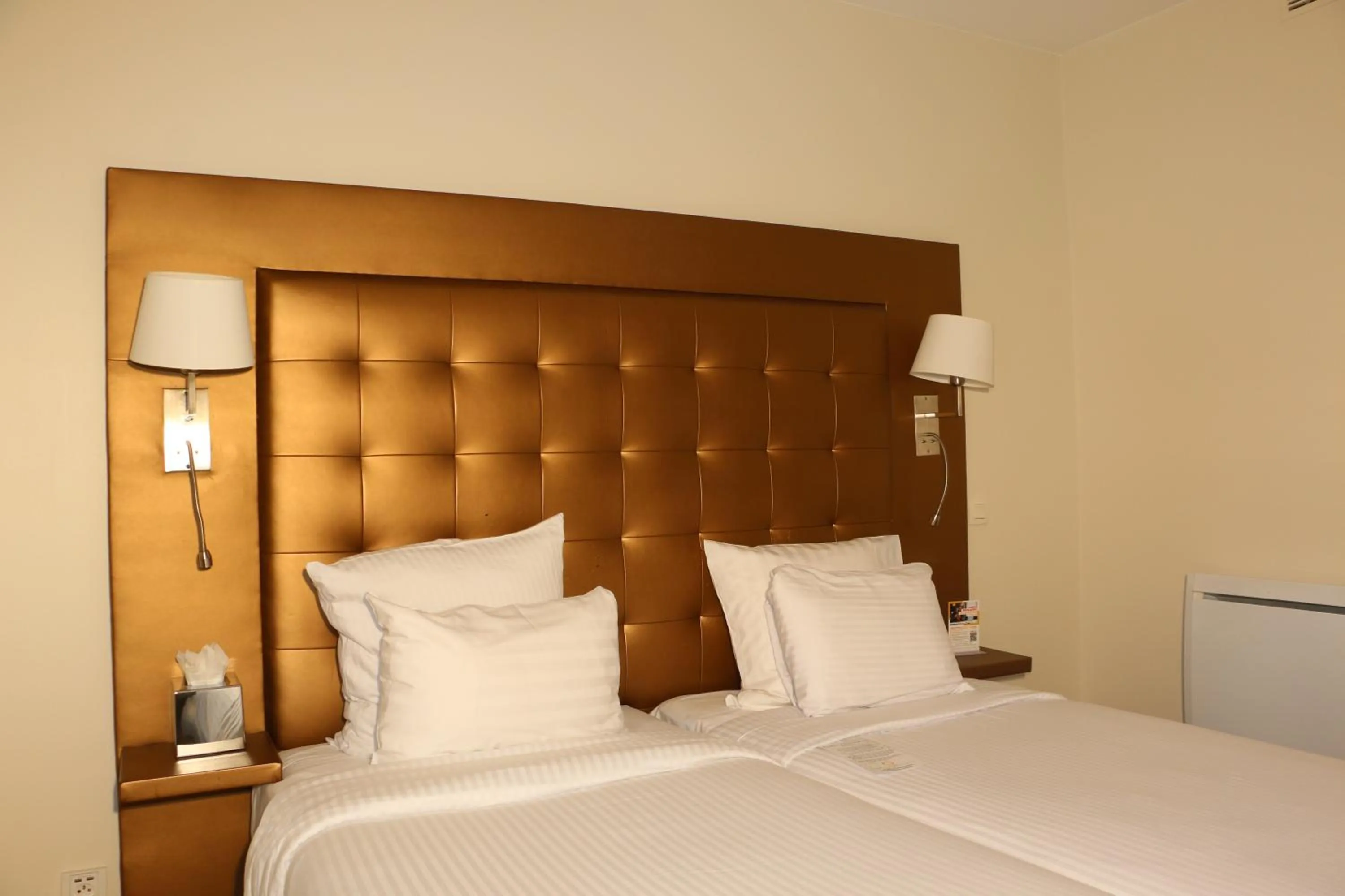 Bed in Hôtel Quality Suites Maisons-Laffitte Paris Ouest