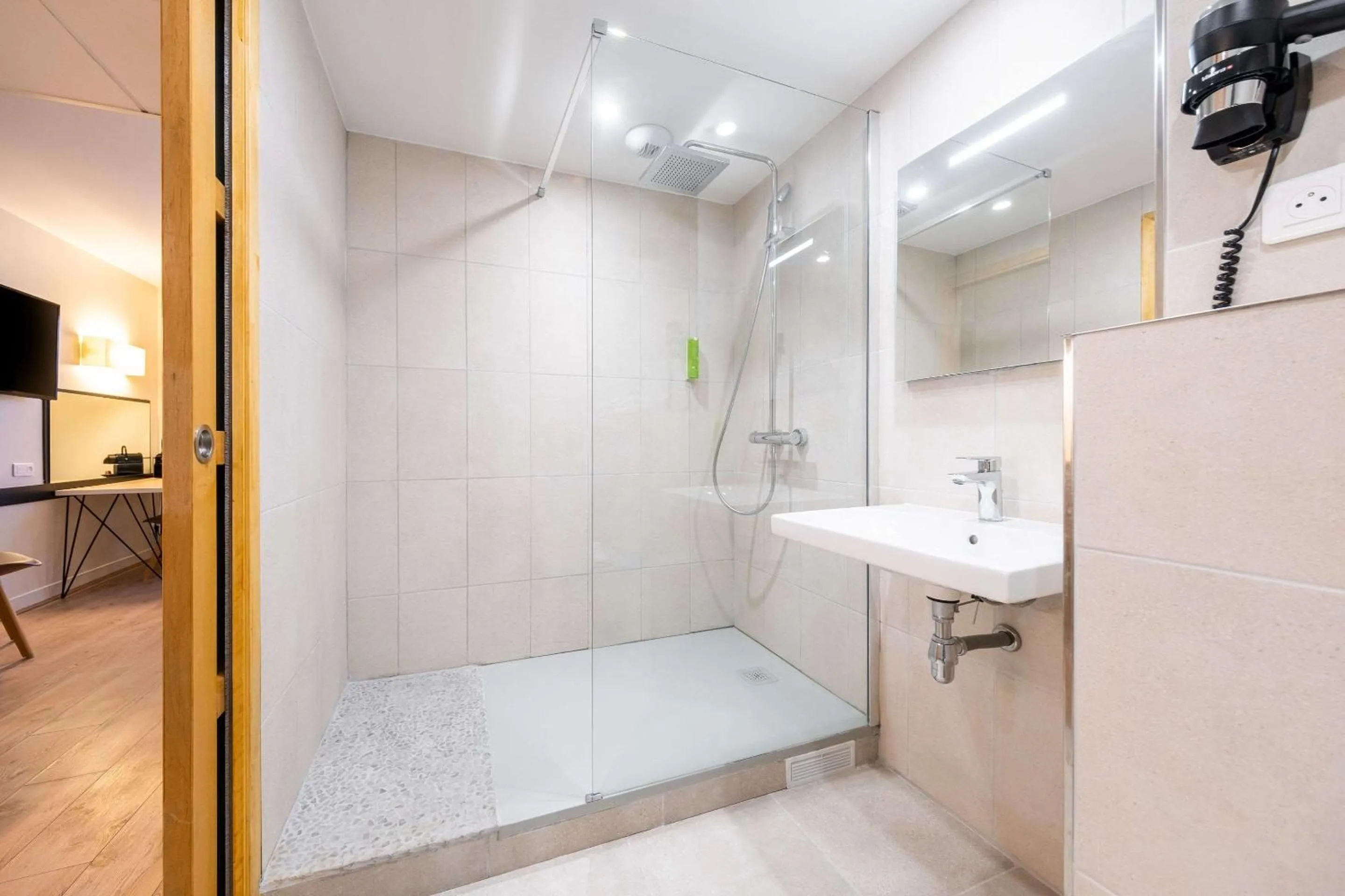 Shower in Hôtel Quality Suites Maisons-Laffitte Paris Ouest
