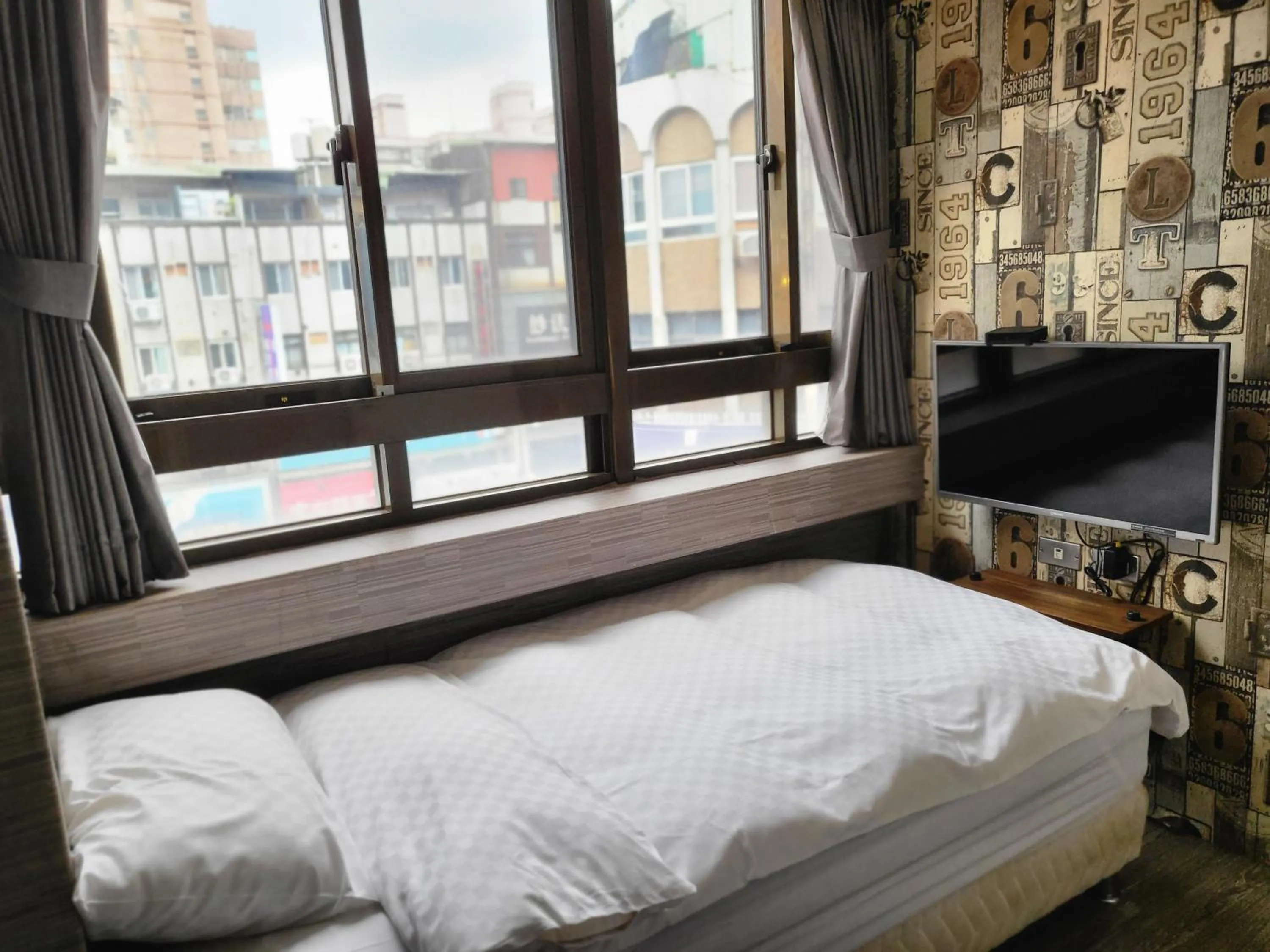 Bed in The Cole Hotel