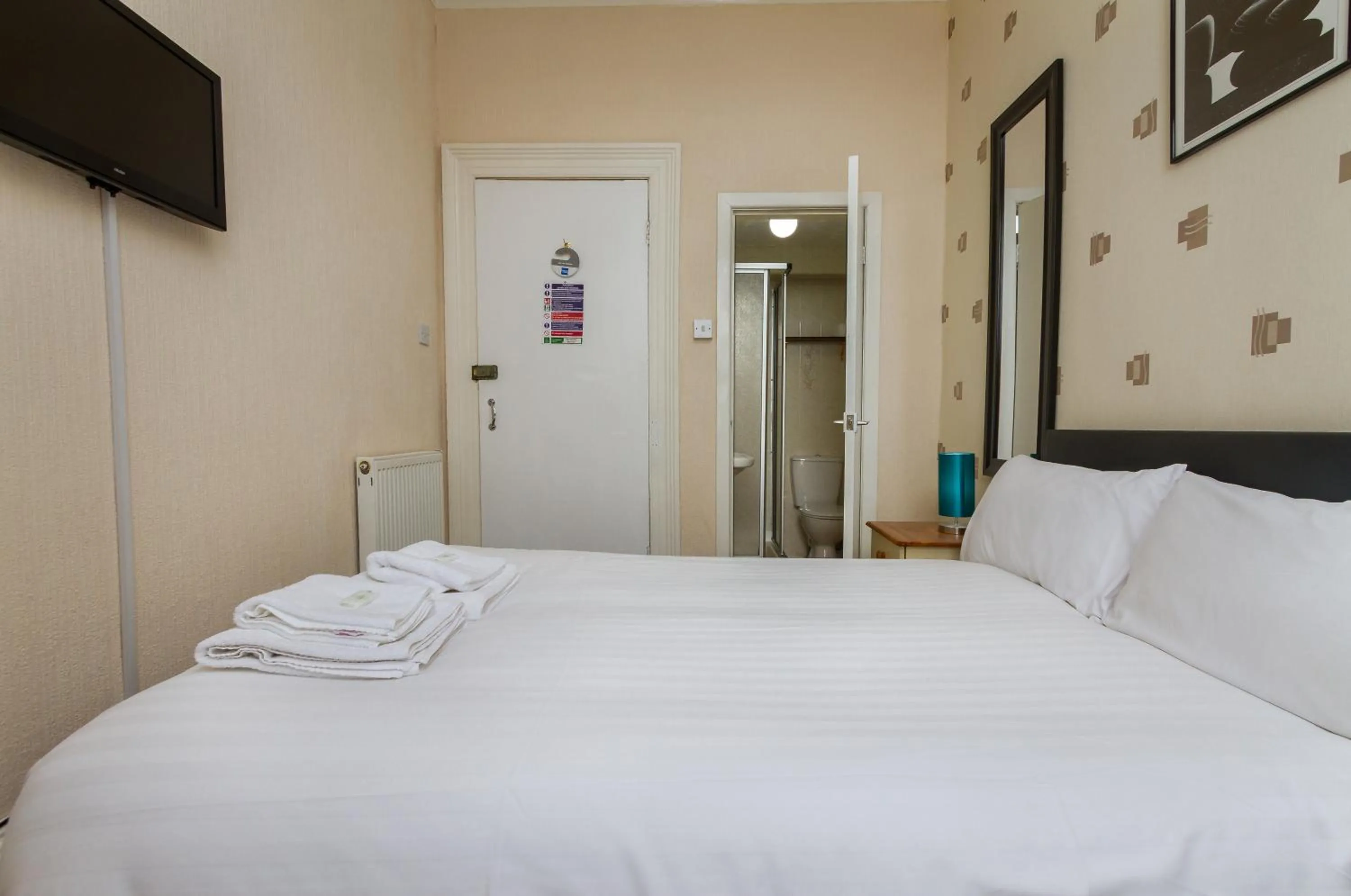 TV and multimedia, Bed in Maples Hotel