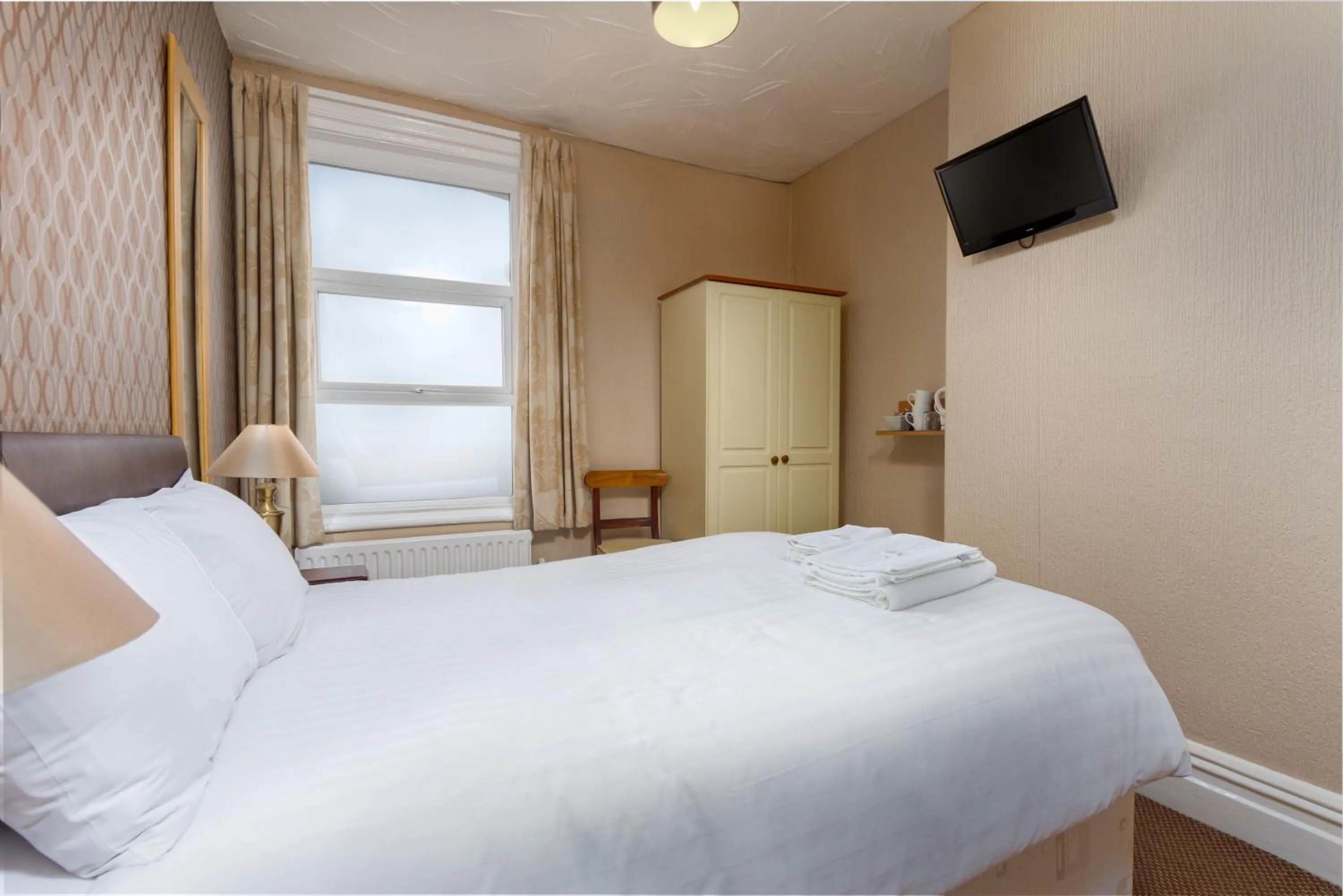 TV and multimedia, Bed in Maples Hotel