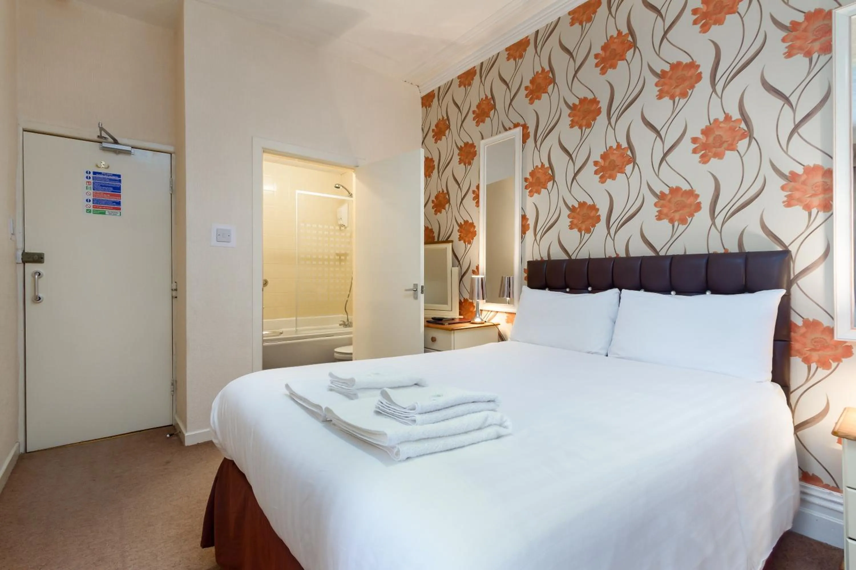 TV and multimedia, Bed in Maples Hotel