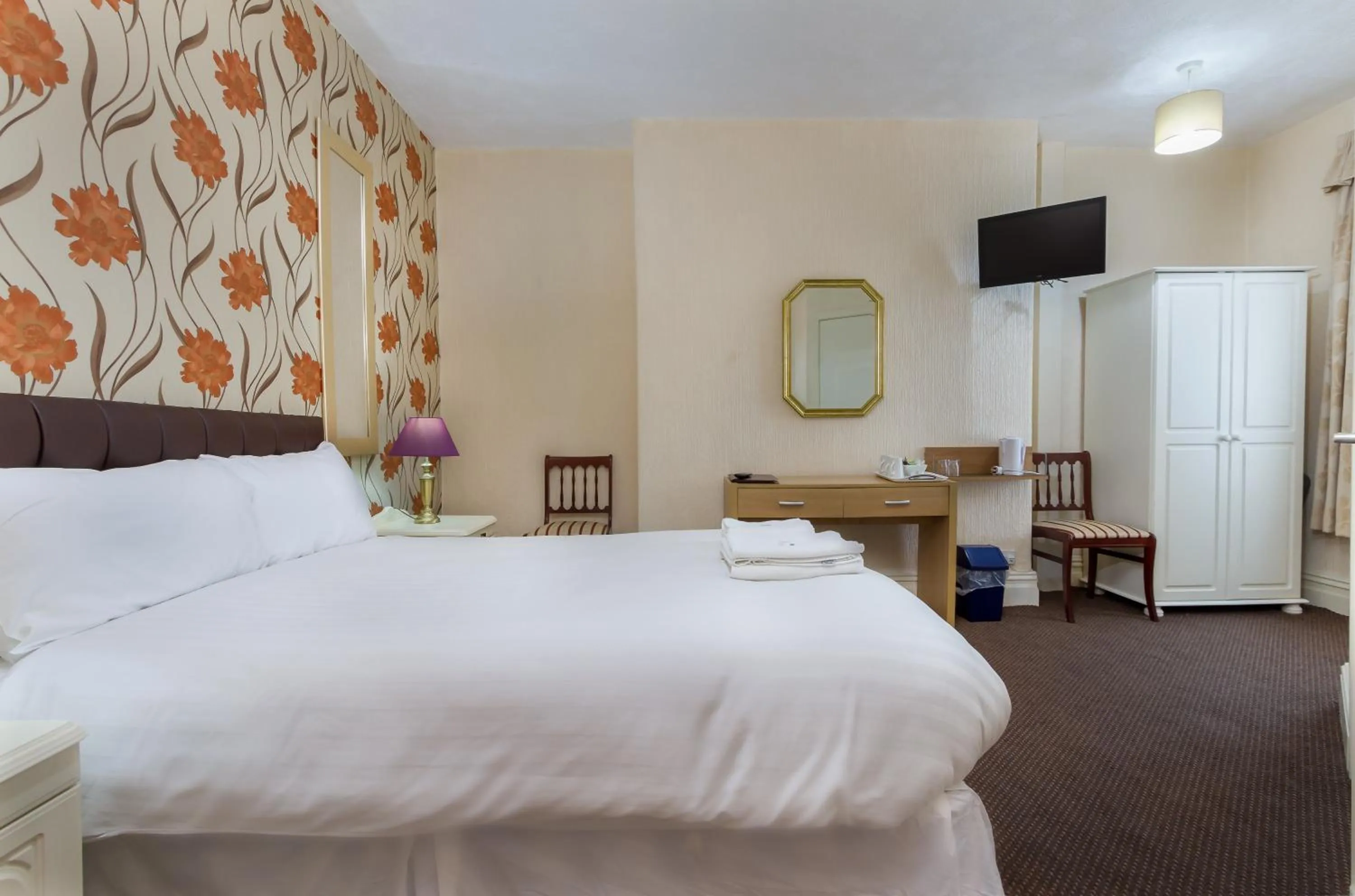 TV and multimedia, Bed in Maples Hotel