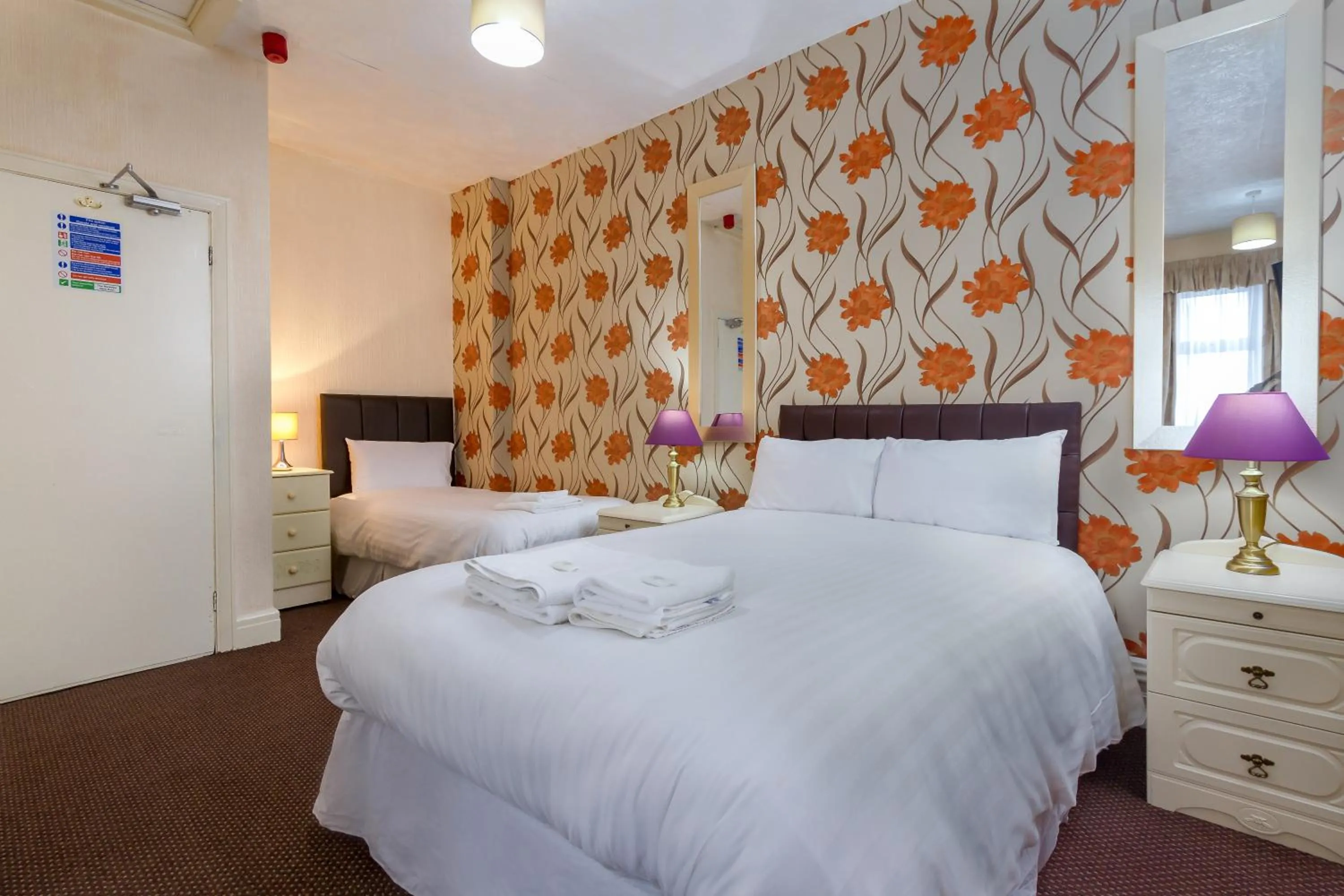 TV and multimedia, Bed in Maples Hotel