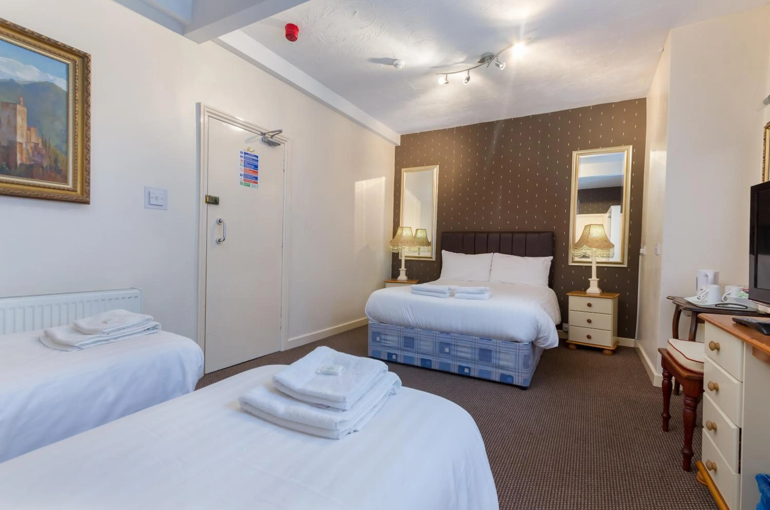 TV and multimedia, Bed in Maples Hotel