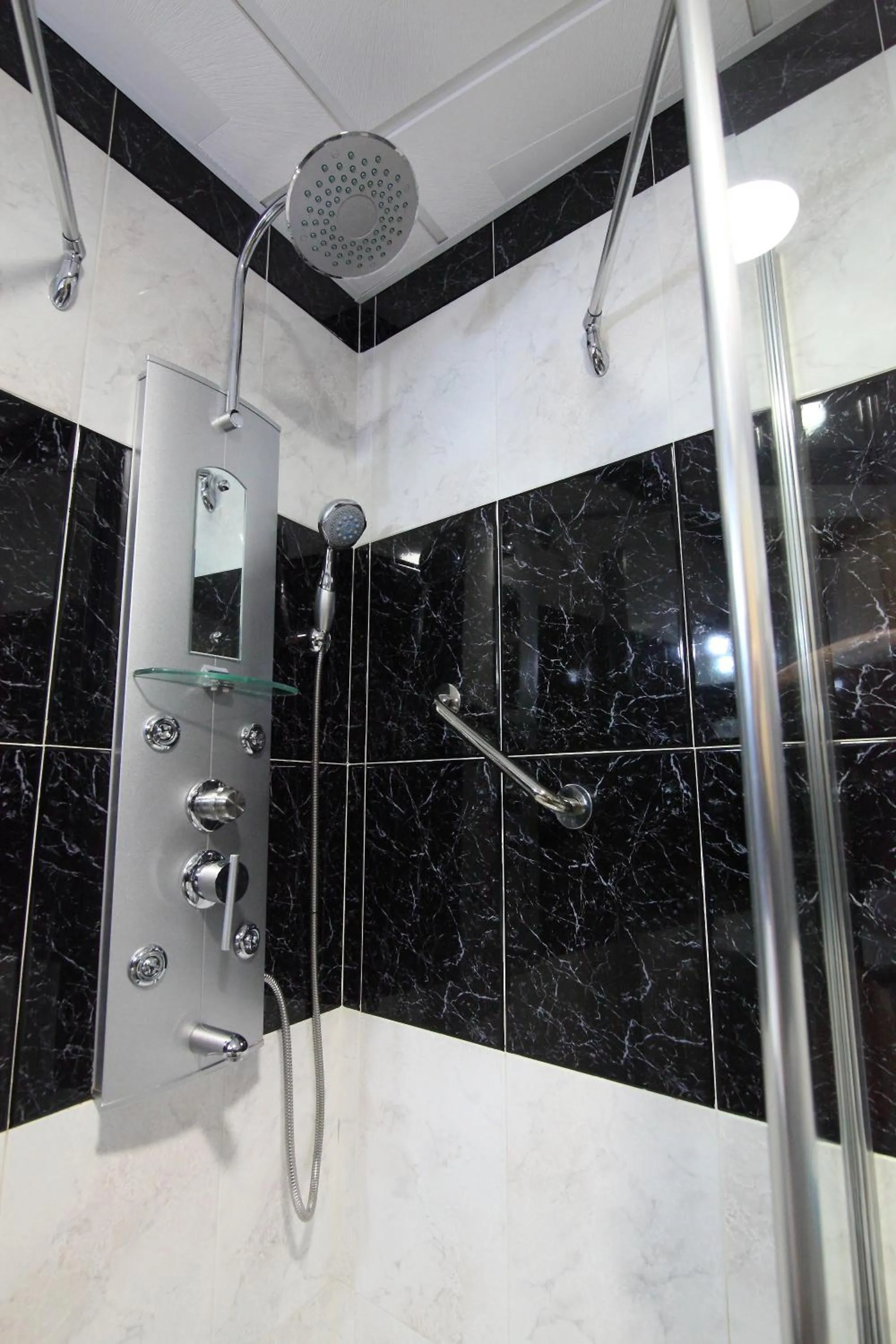 Shower in Hostal Campo Real Bed&Breakfast