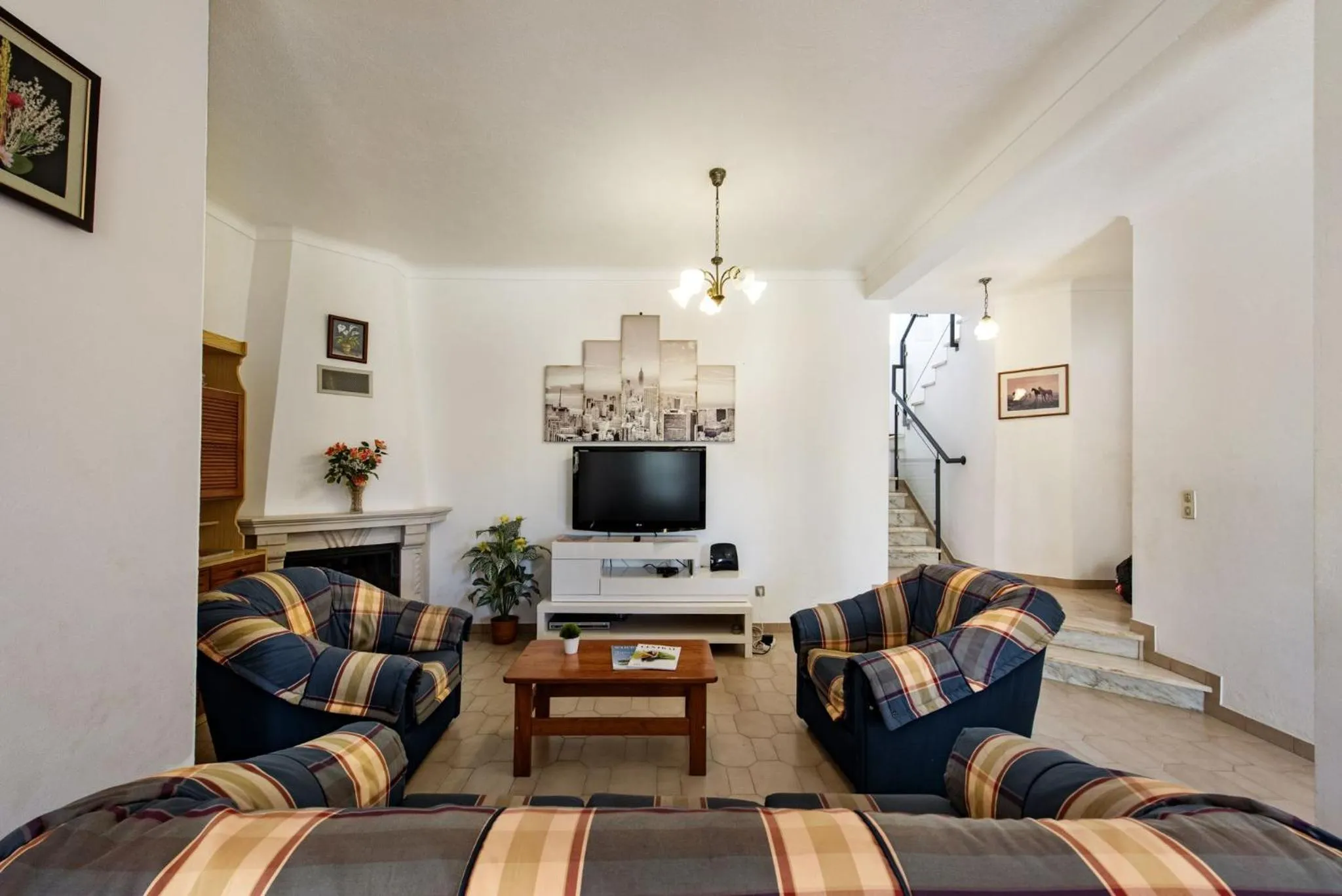 Communal lounge/ TV room in A Fantastic Place for Families, Hilton Hotel are and close to amenities