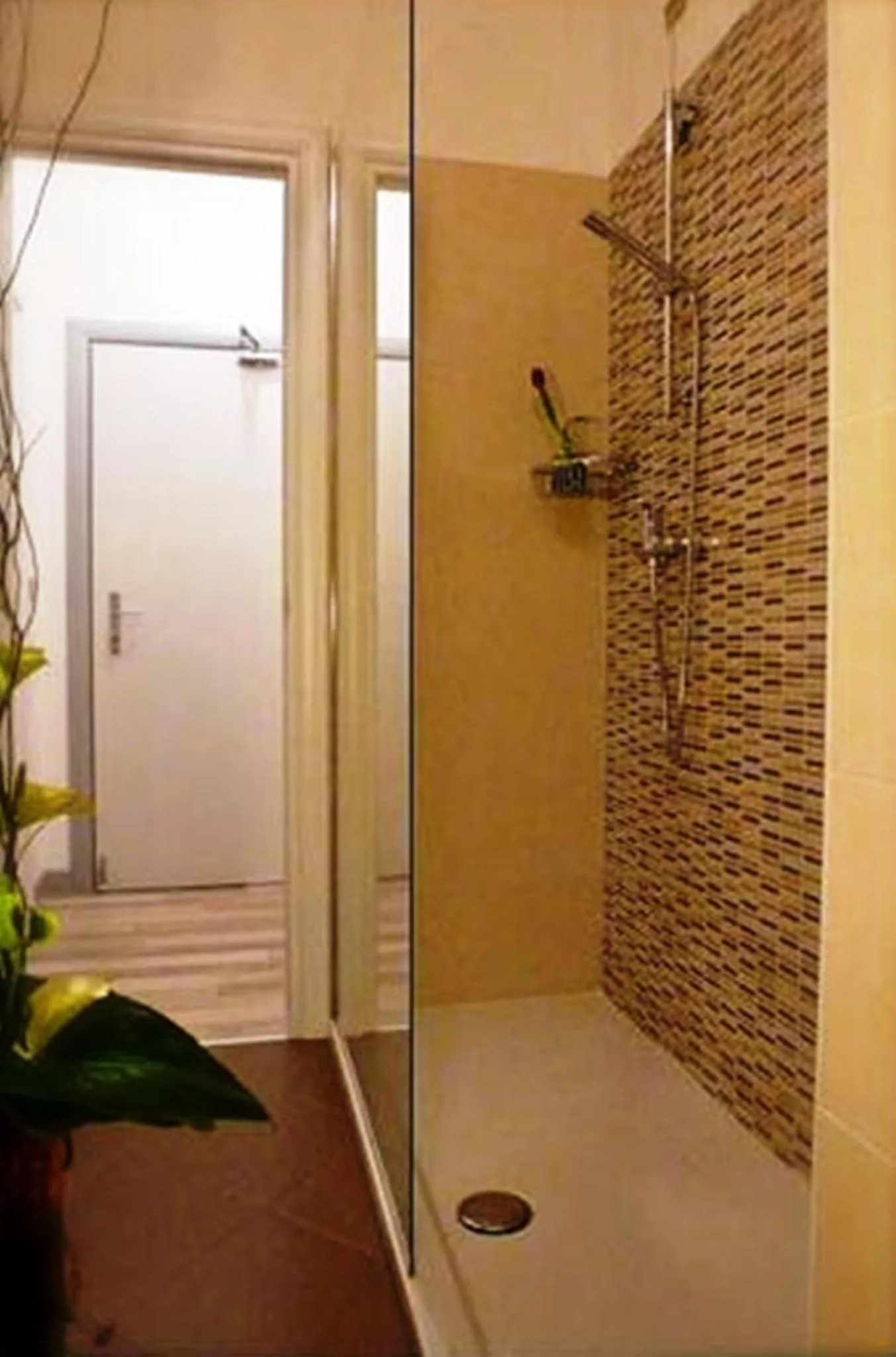 Shower in Hotel Mirella e Ristorante Bar Don Bacco