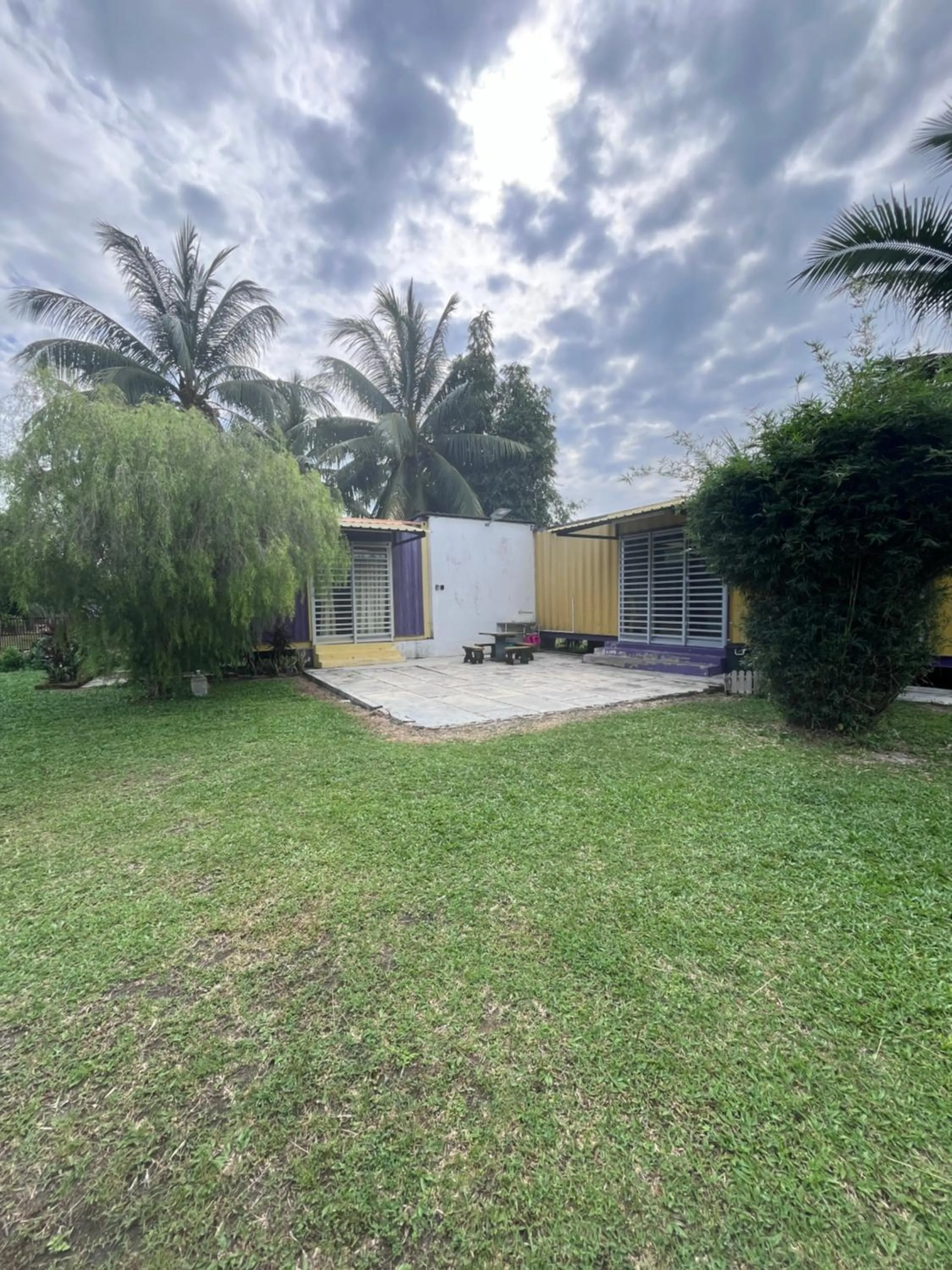 Yellow Cube at Lumut Cube Homestay Kontena