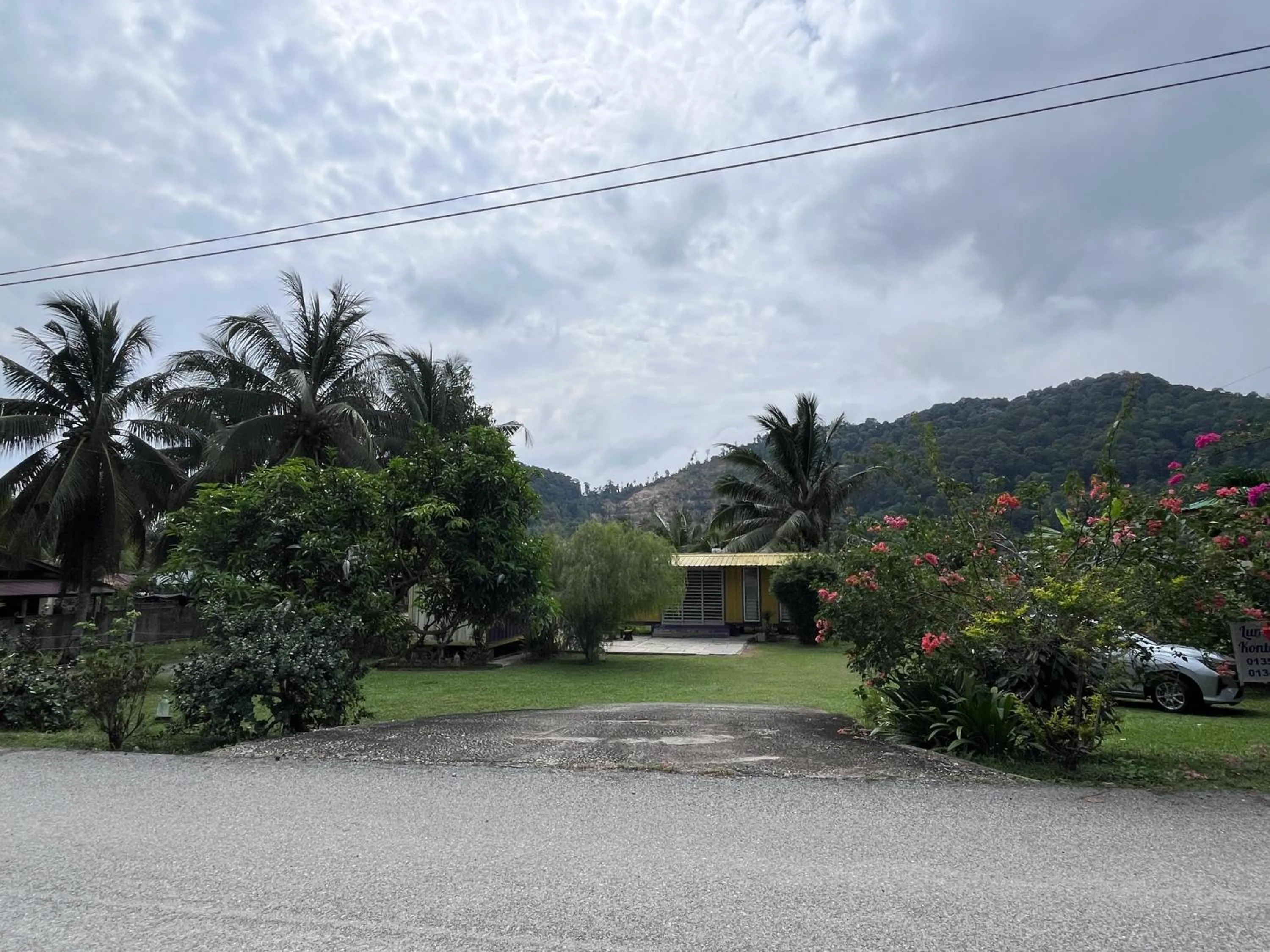 Yellow Cube at Lumut Cube Homestay Kontena