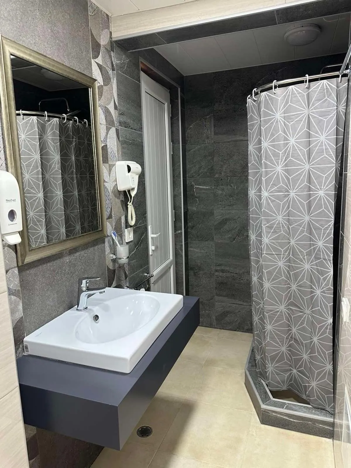 Bathroom in R&R Hotel