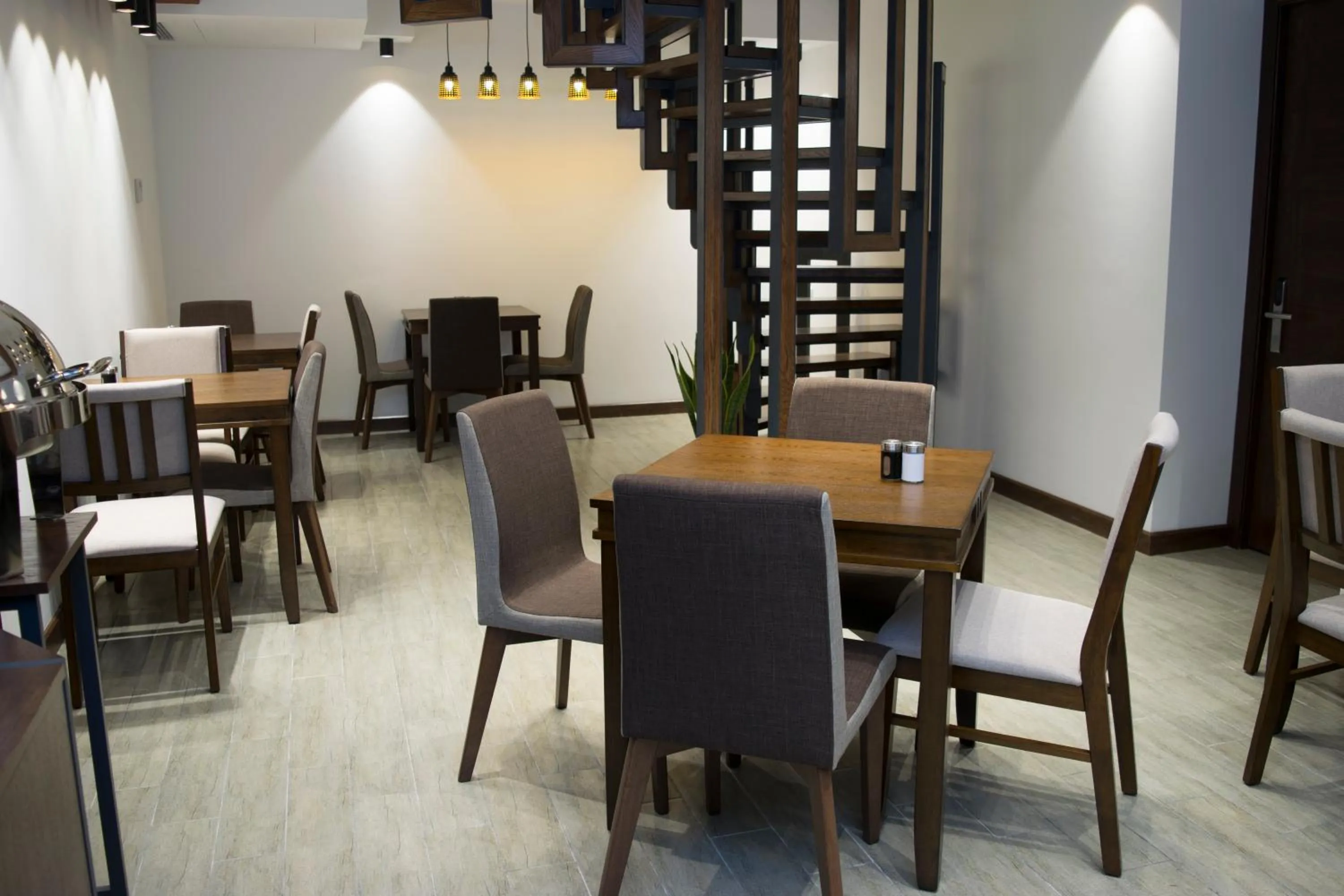 Restaurant/places to eat in R&R Hotel