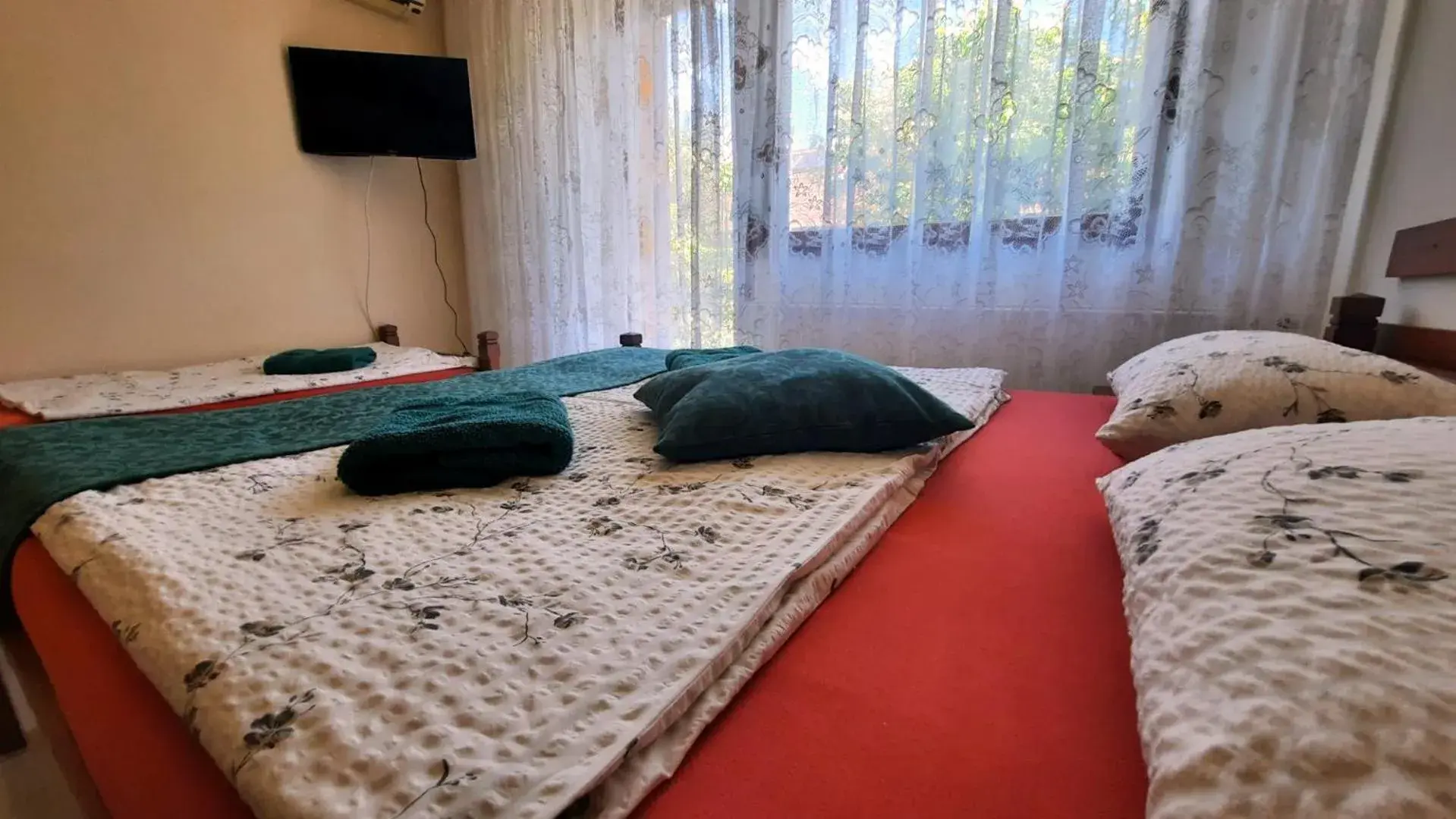 Triple Room with Private Bathroom in Airport Budapest Sarokhaz Panzio Triple Room with Private Bathroom in Airport Budapest Sarokhaz Panzio