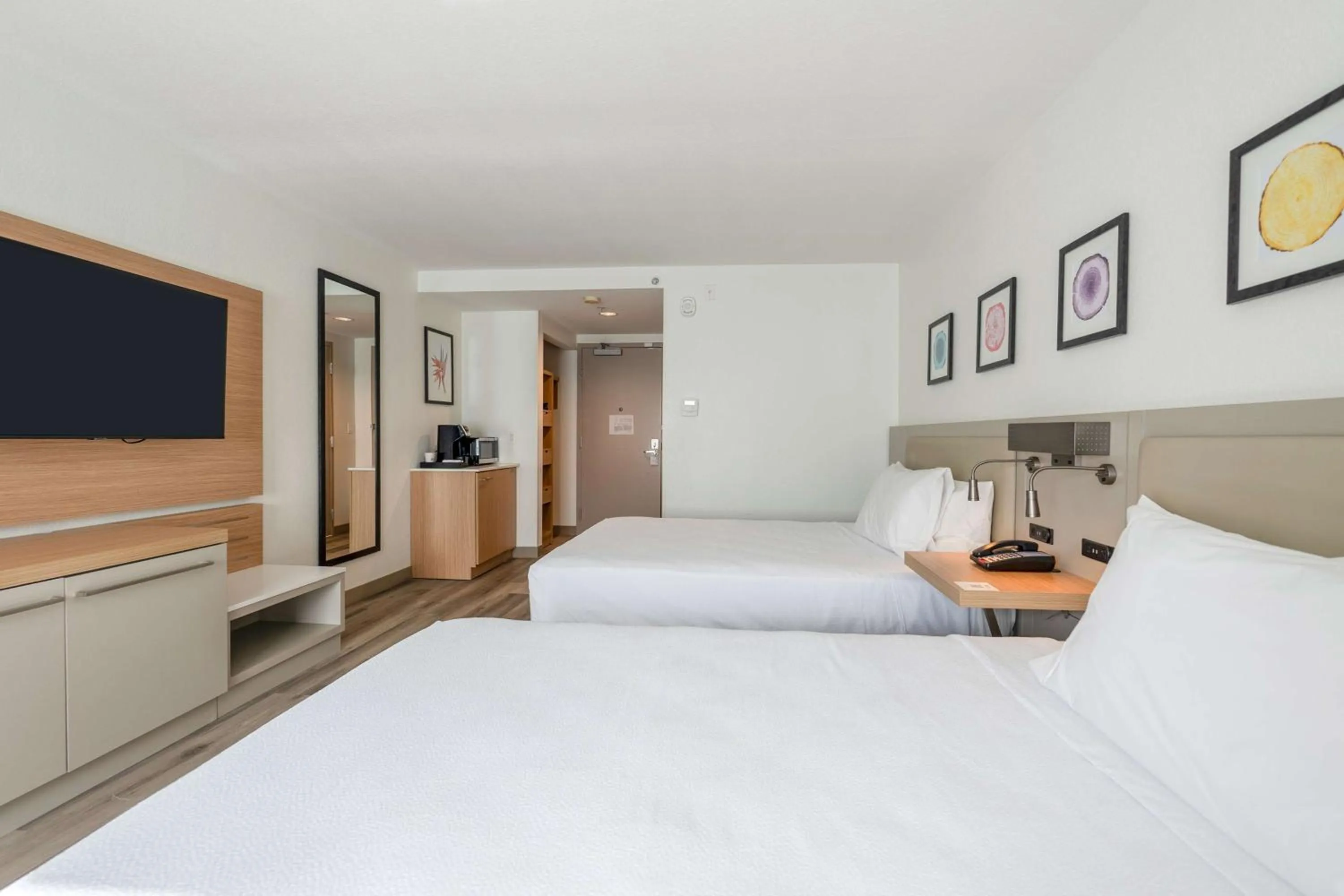 Bed in Hilton Garden Inn Ft. Lauderdale Airport-Cruise Port