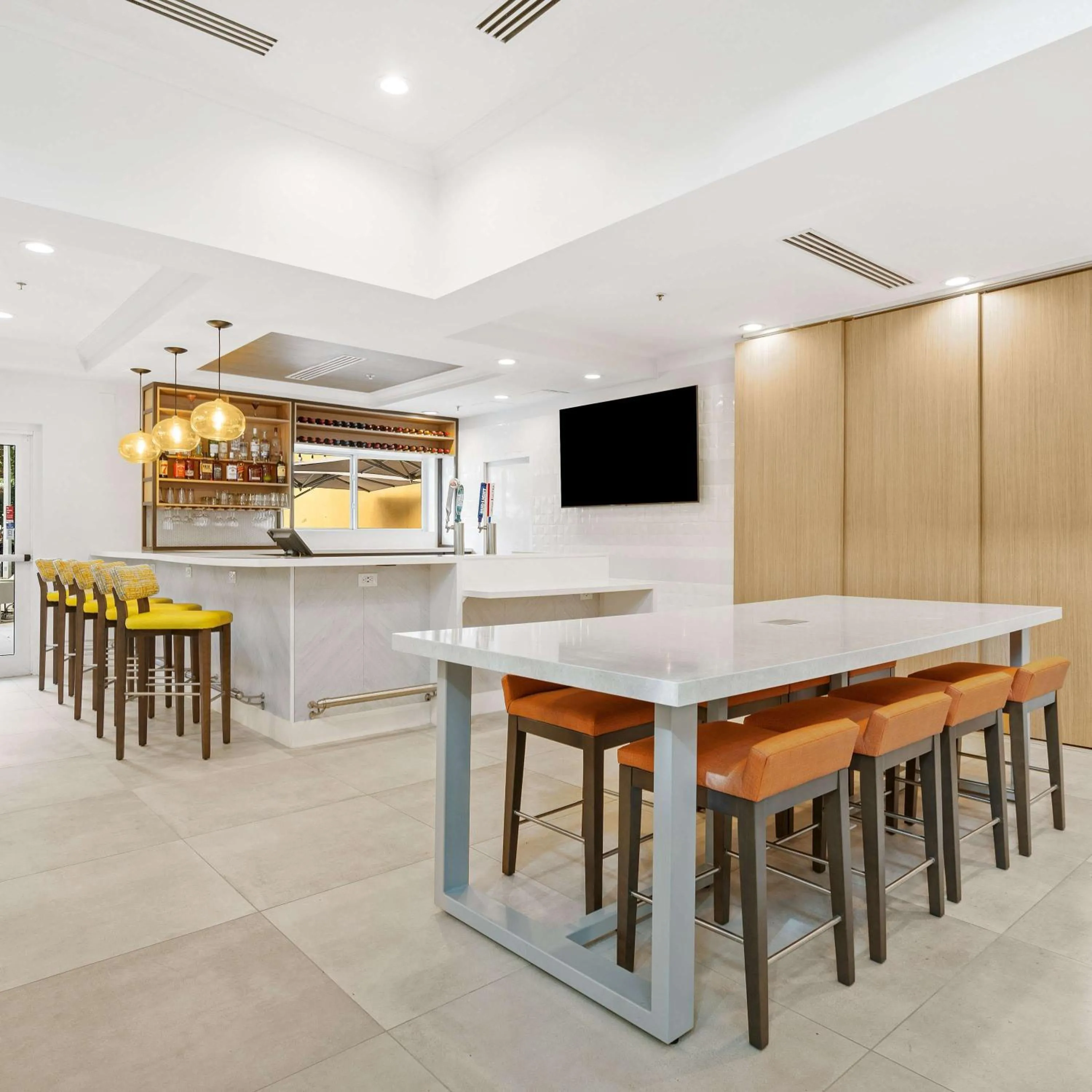 Lounge or bar in Hilton Garden Inn Ft. Lauderdale Airport-Cruise Port