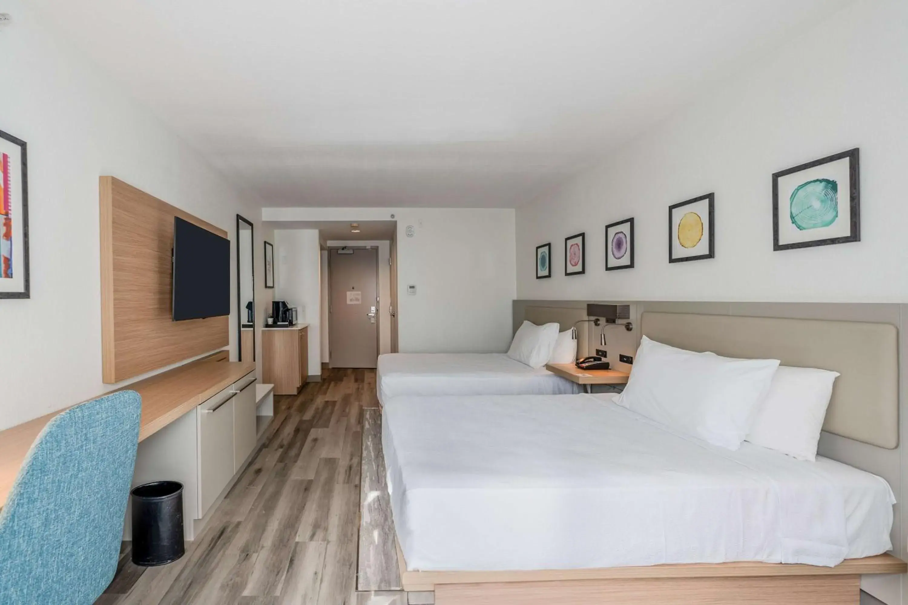 Deluxe Queen Room with Two Queen Beds and Tub in Hilton Garden Inn Ft. Lauderdale Airport-Cruise Port Deluxe Queen Room with Two Queen Beds and Tub in Hilton Garden Inn Ft. Lauderdale Airport-Cruise Port