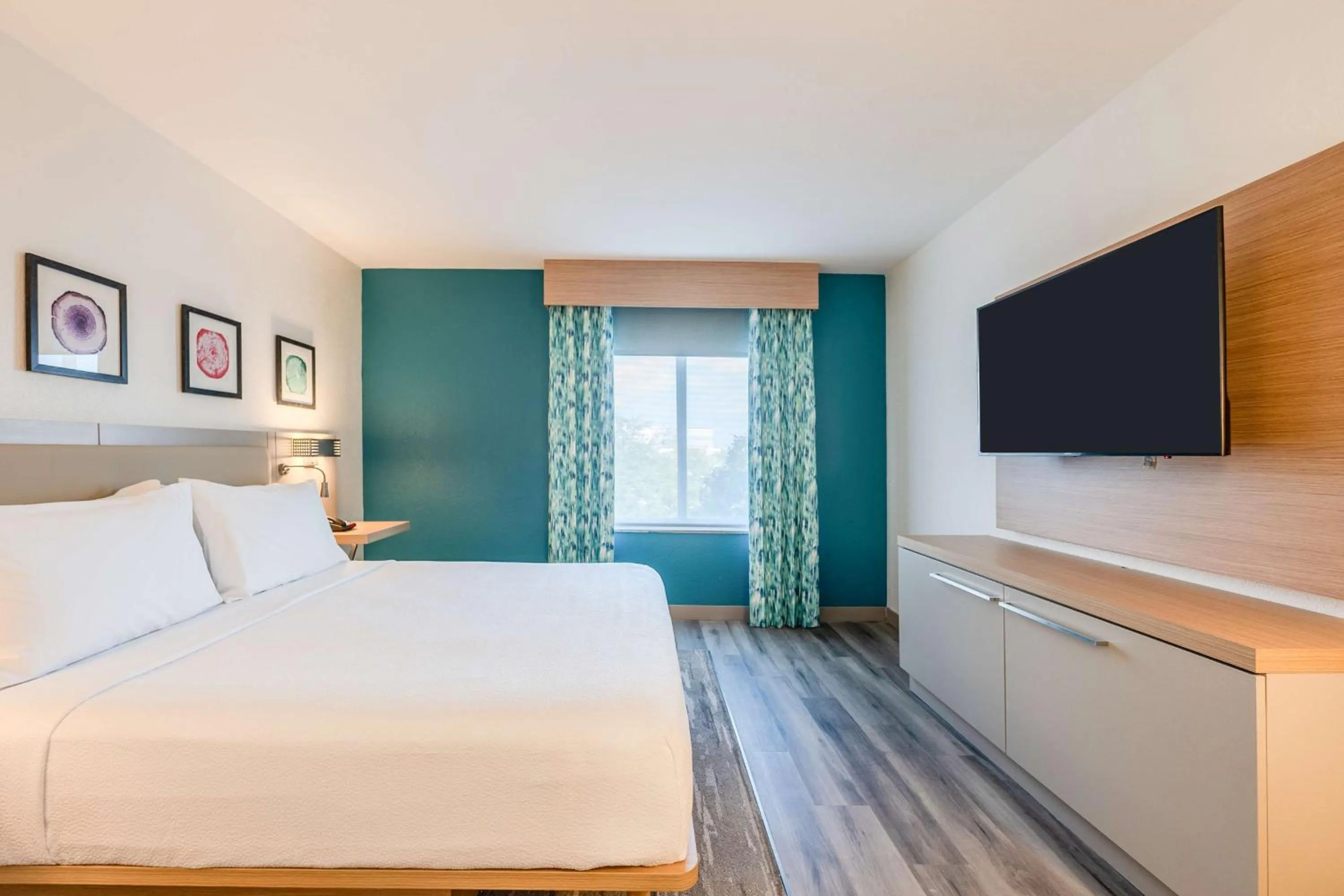 Bed in Hilton Garden Inn Ft. Lauderdale Airport-Cruise Port