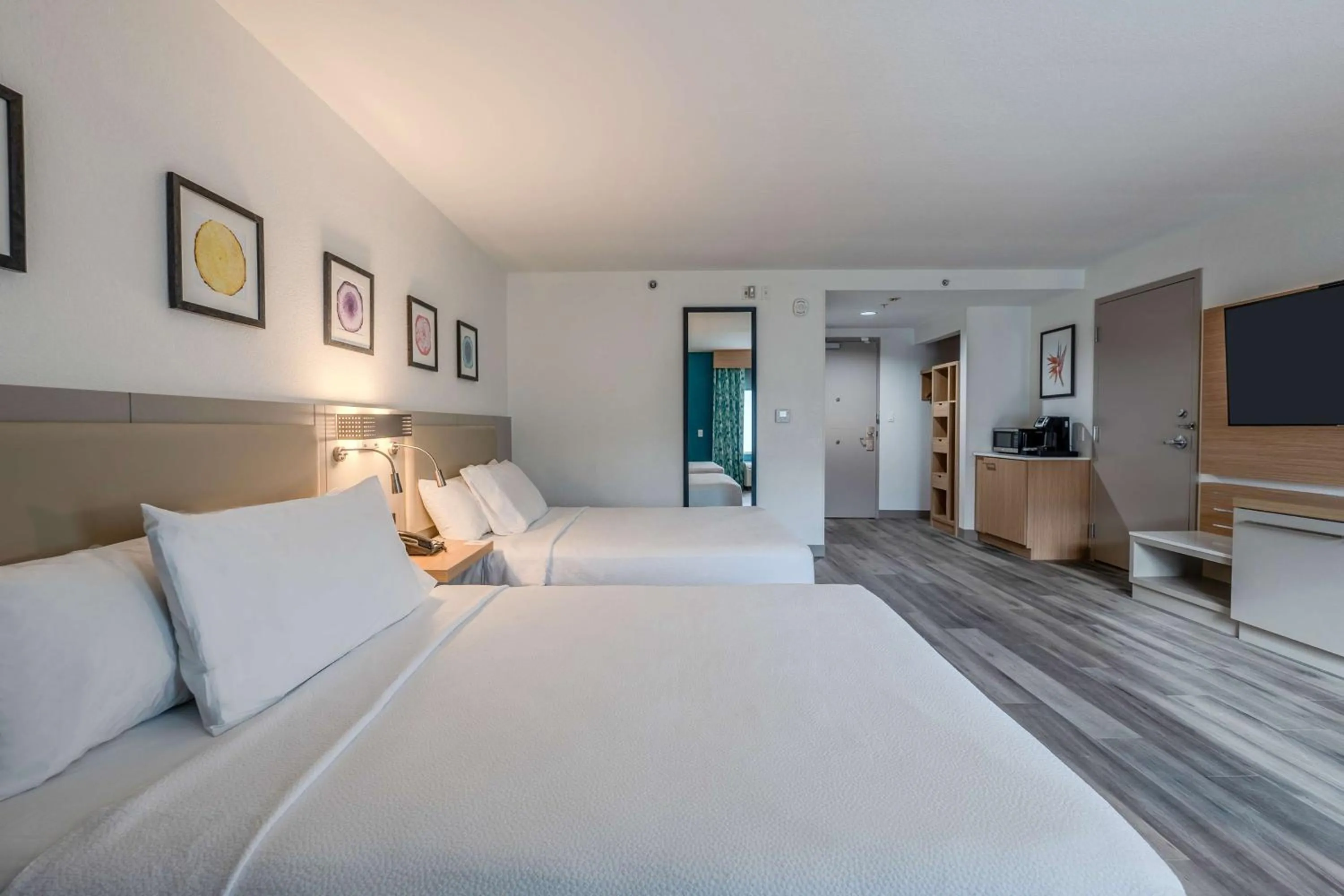 Bed in Hilton Garden Inn Ft. Lauderdale Airport-Cruise Port