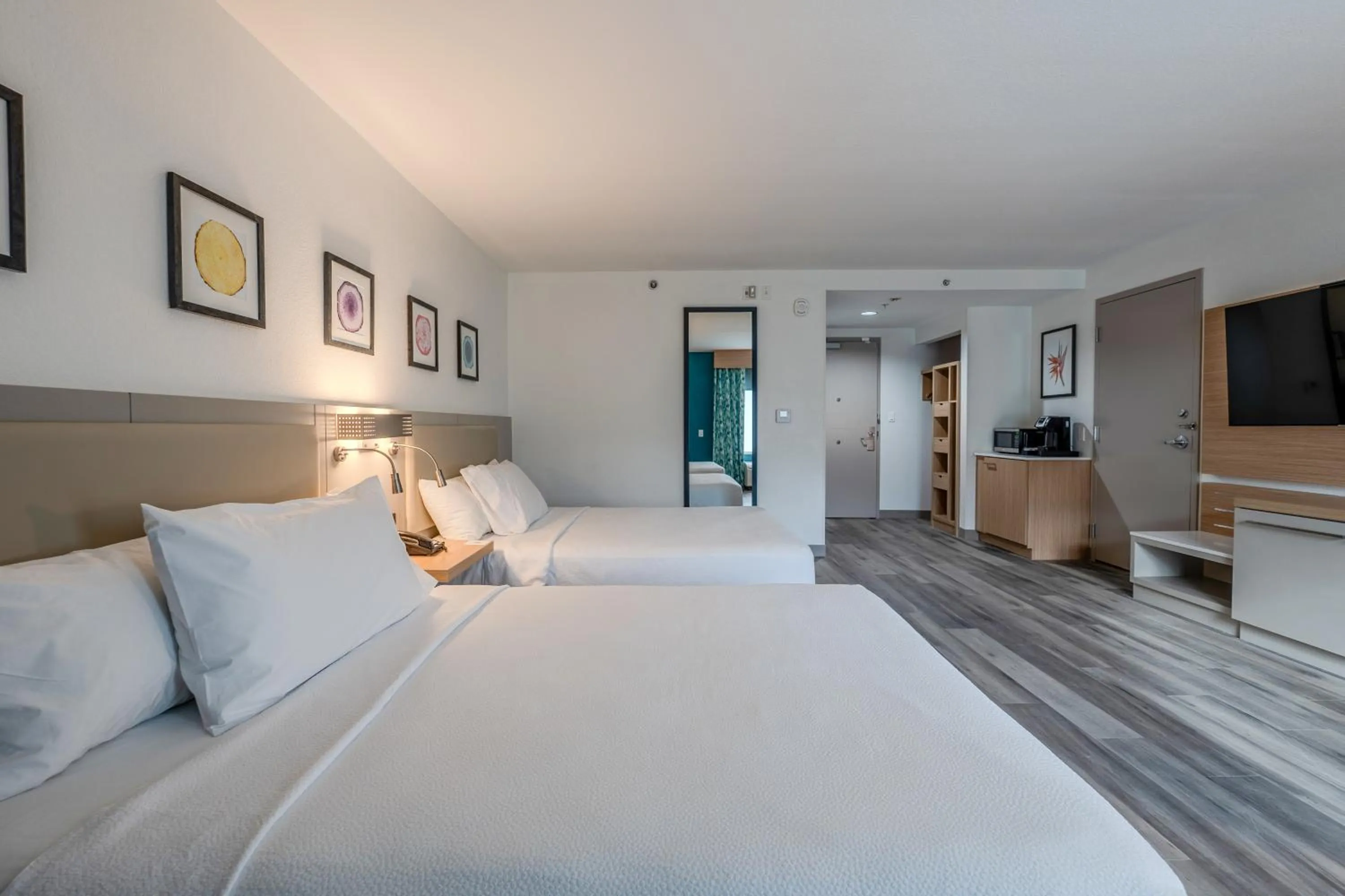 Bed in Hilton Garden Inn Ft. Lauderdale Airport-Cruise Port