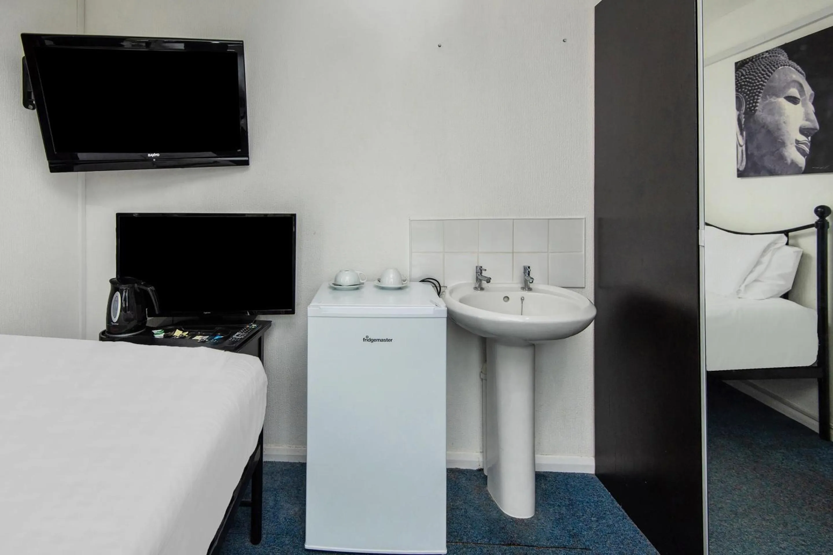 Bedroom in Chris's Motel