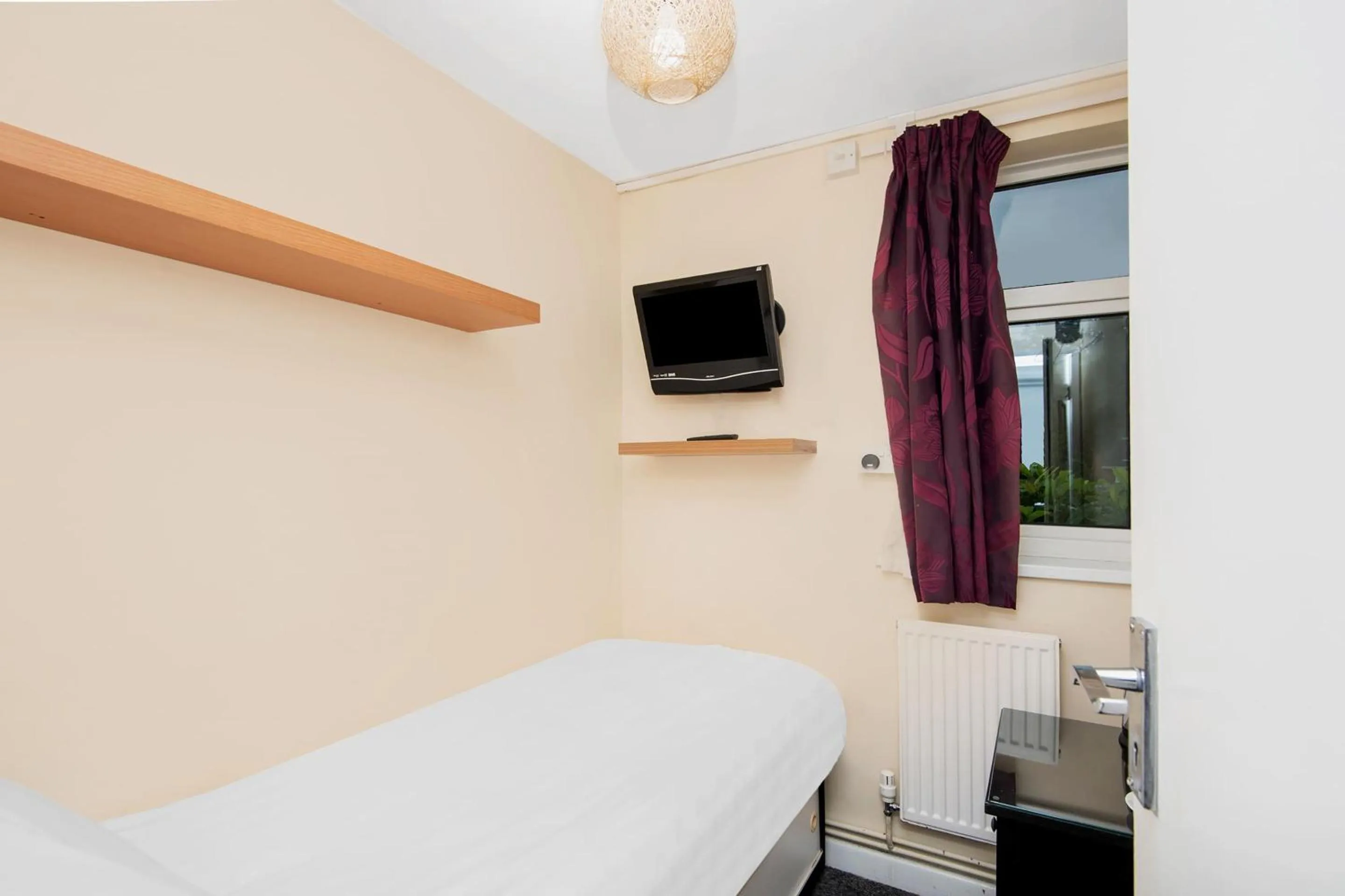 Bedroom, Bed in Chris's Motel