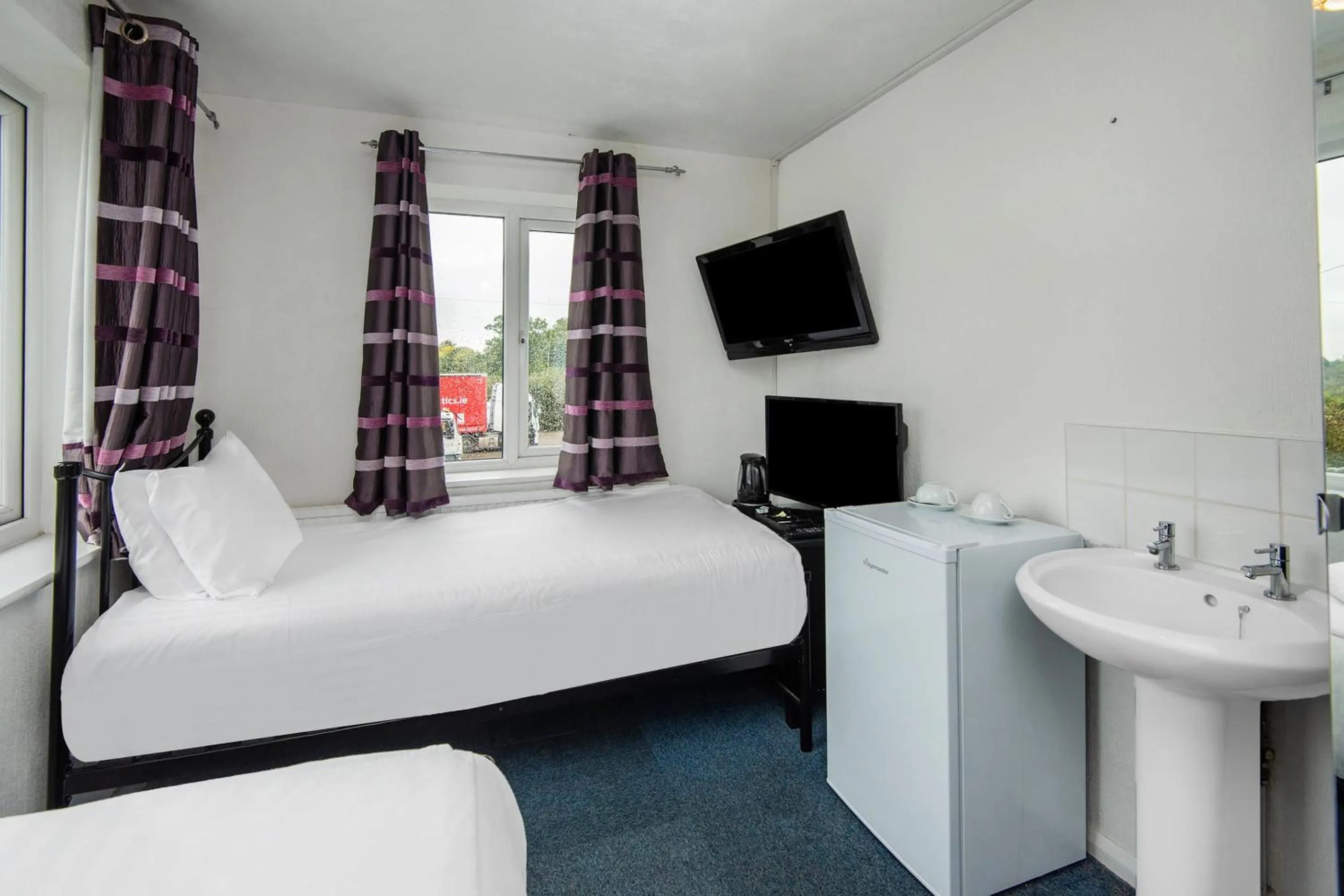 Bedroom, Bed in Chris's Motel