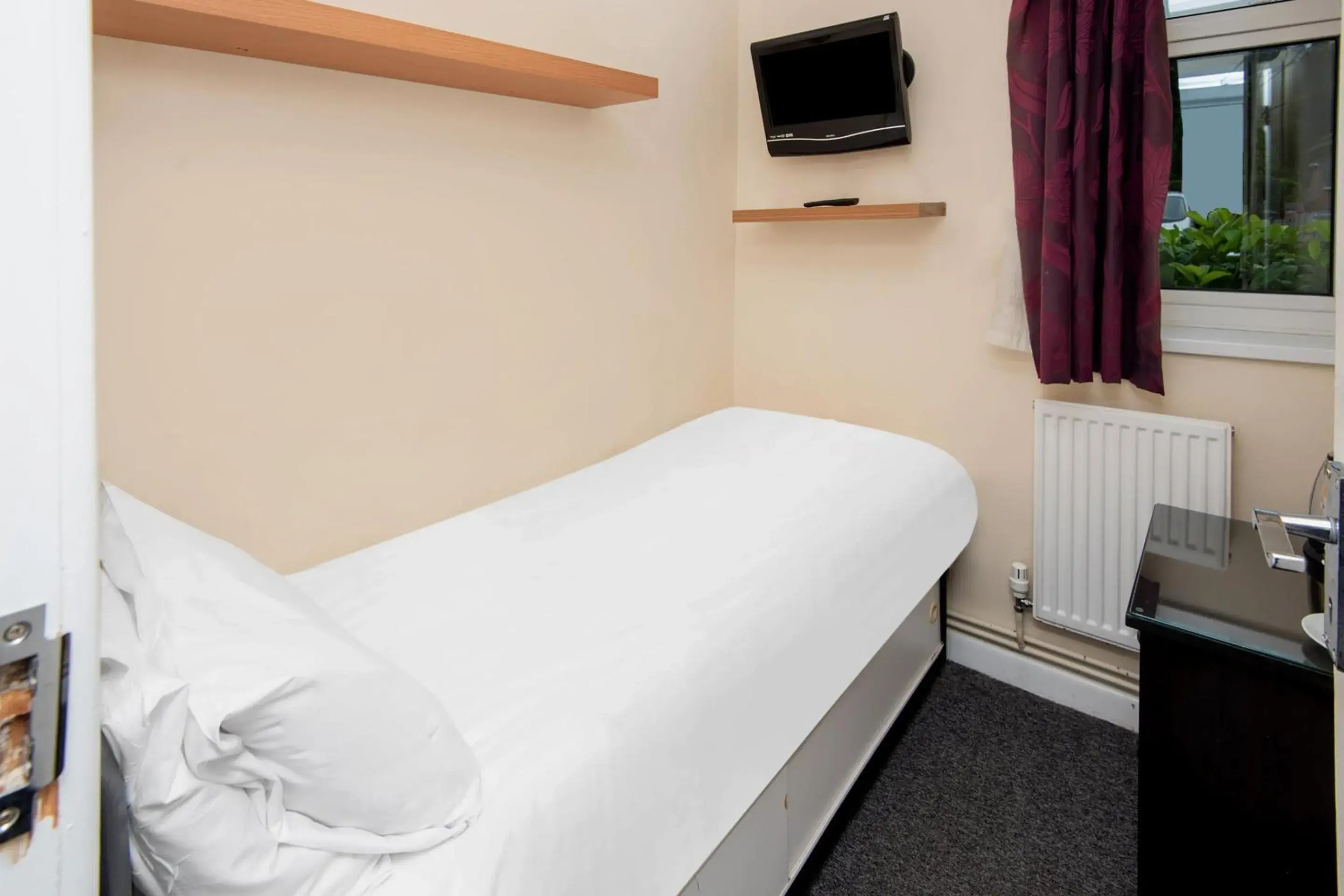 Single Room with Shared Shower and Toilet in Chris's Motel Single Room with Shared Shower and Toilet in Chris's Motel