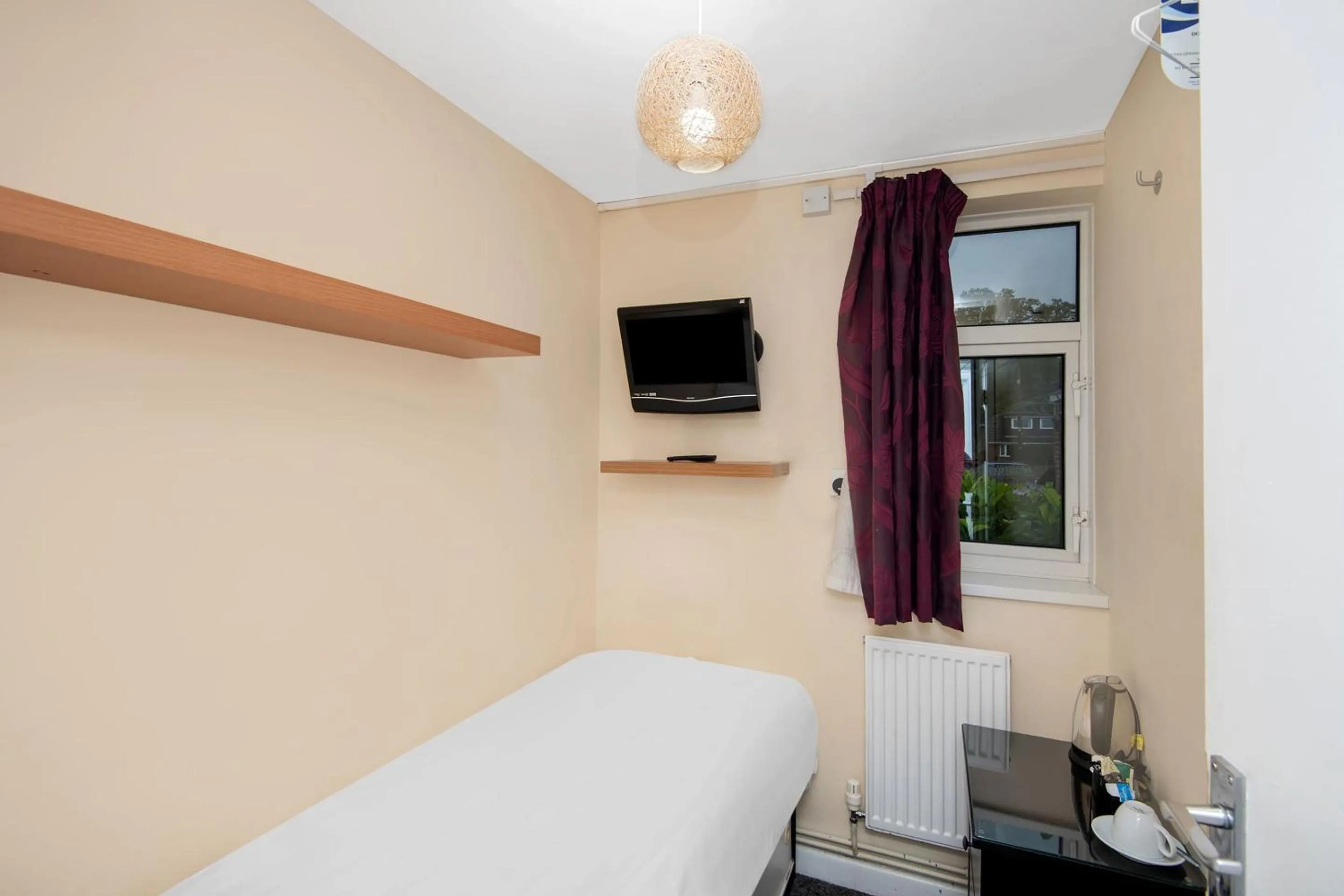 Bedroom, Bed in Chris's Motel