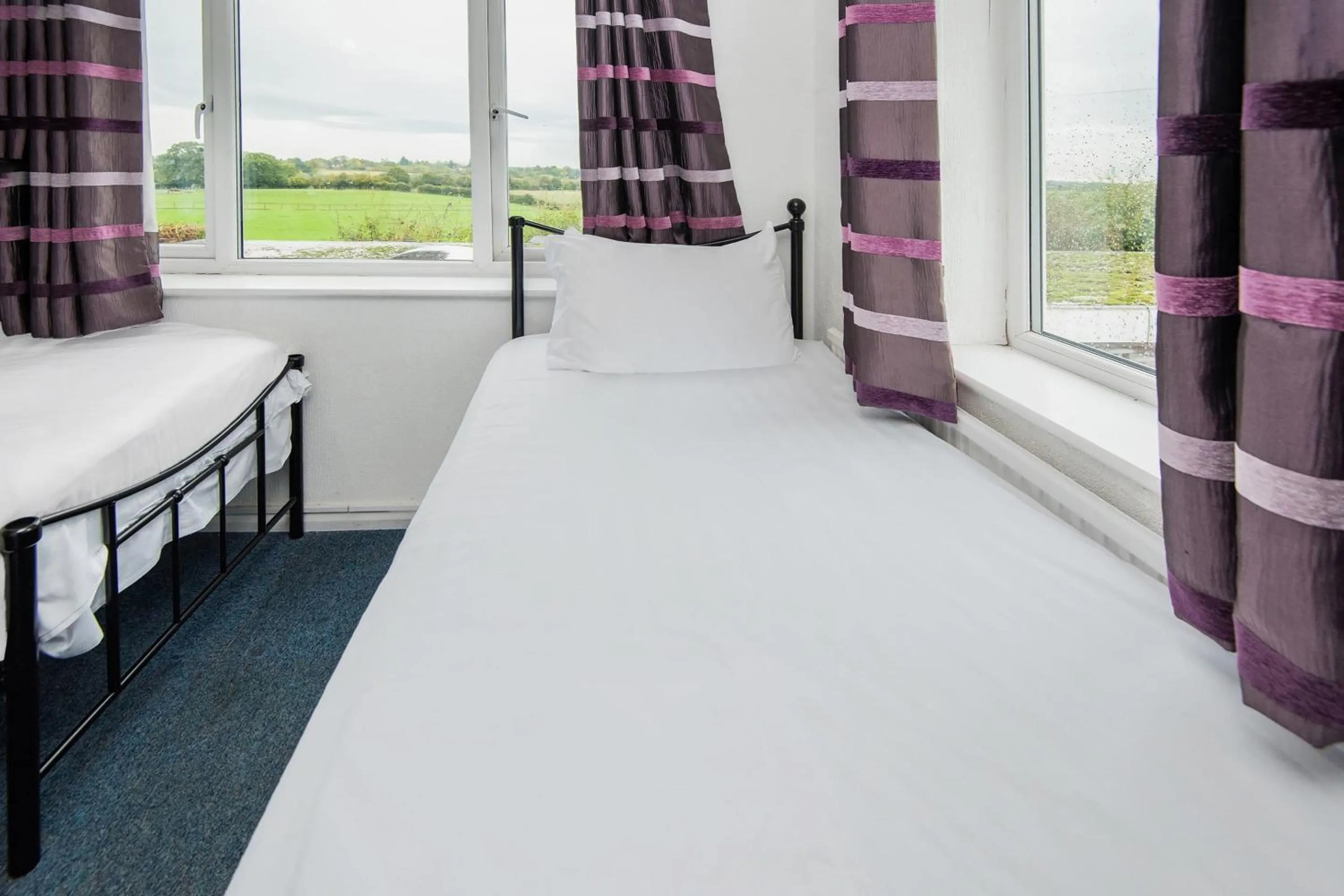 Bedroom, Bed in Chris's Motel