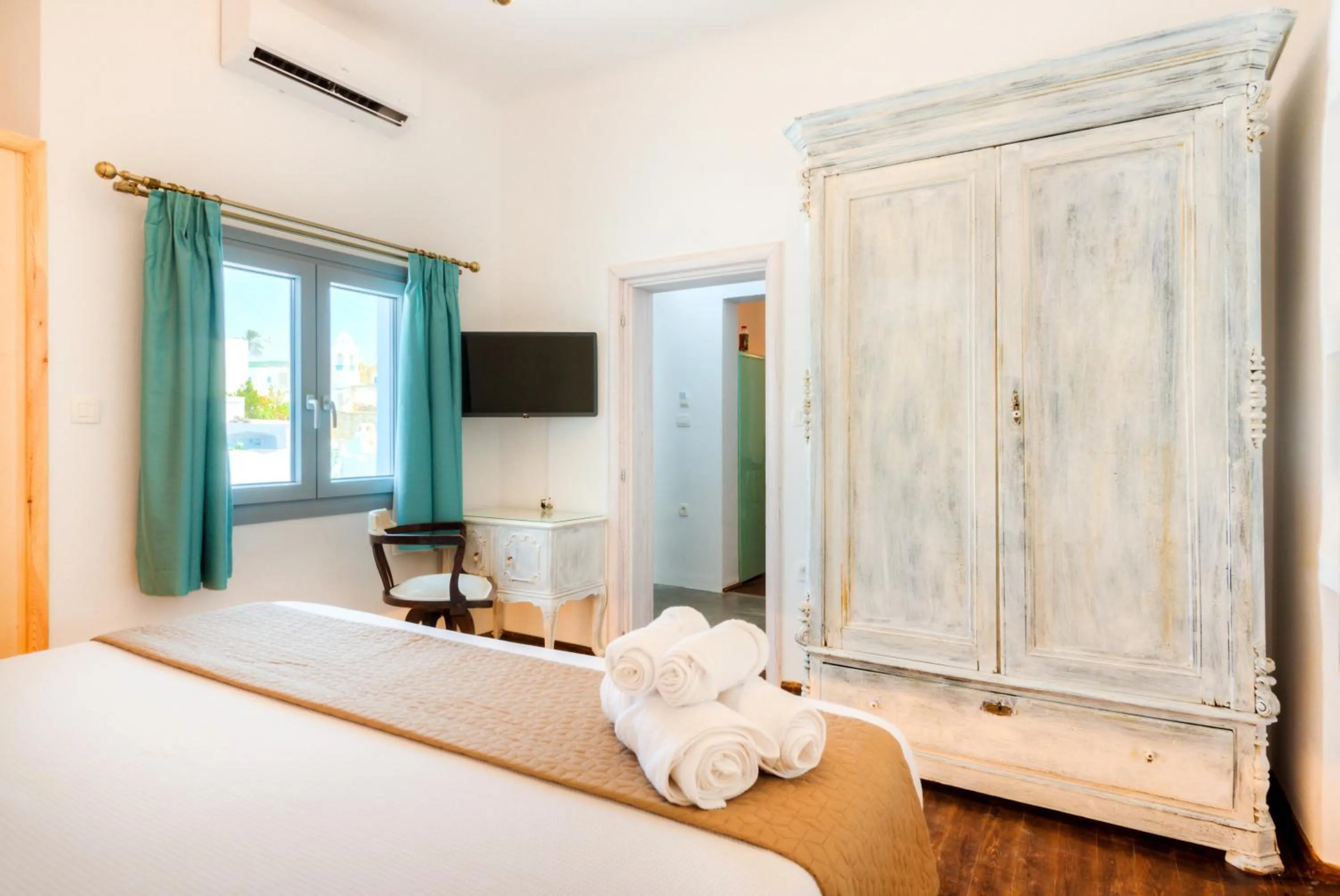 TV and multimedia, Bed in Pasithea Suites